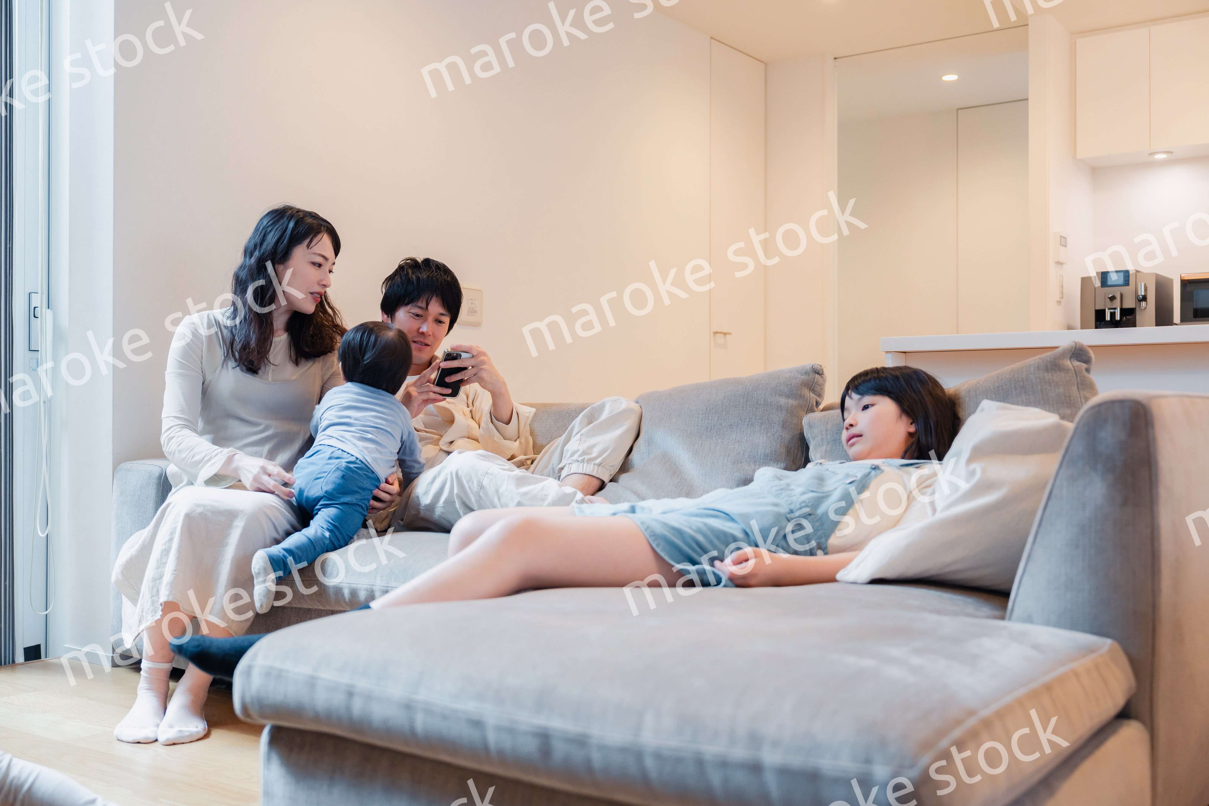 休日を家でまったり過ごす家族