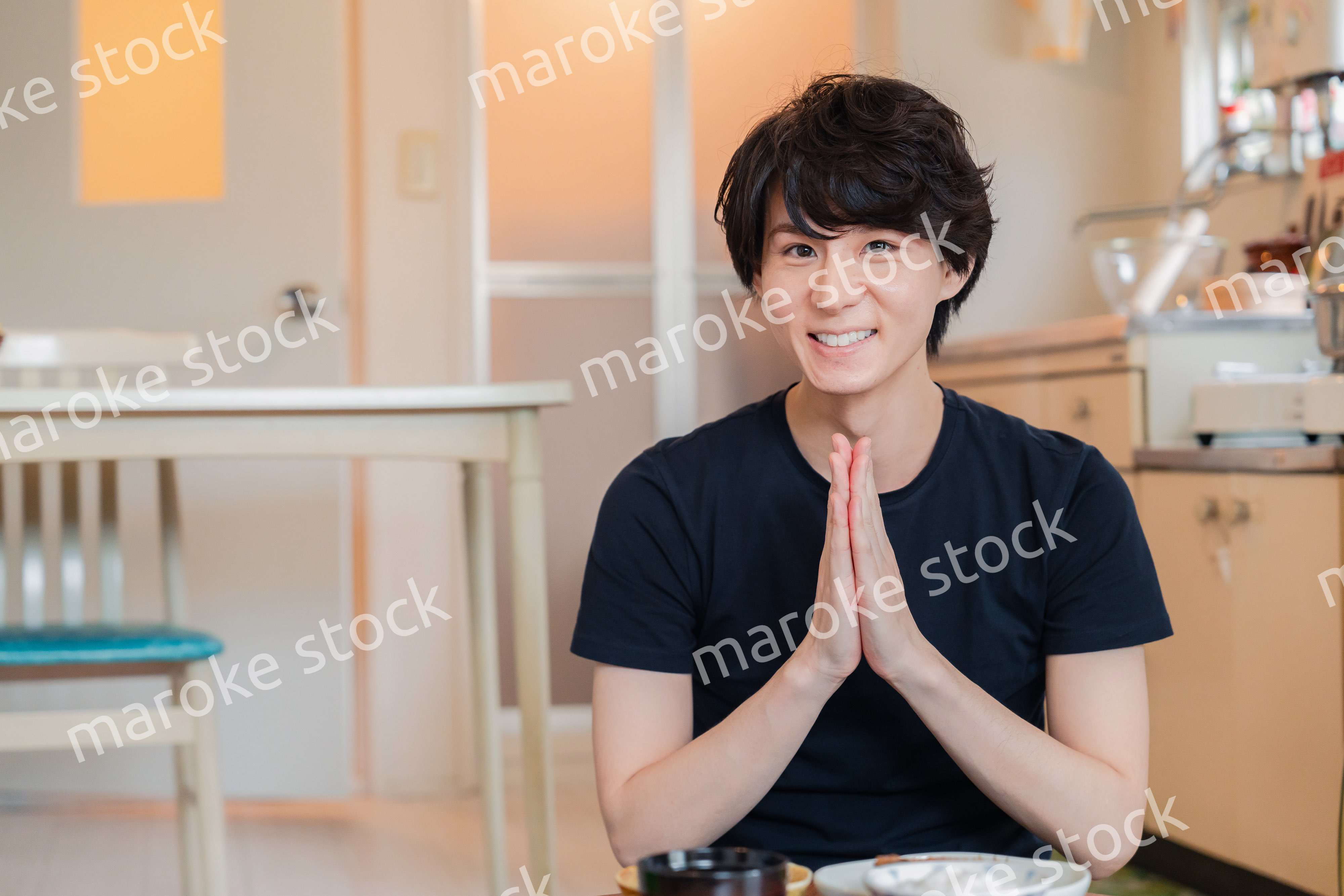 一人暮らしの下宿先でごはんを食べる若い男性