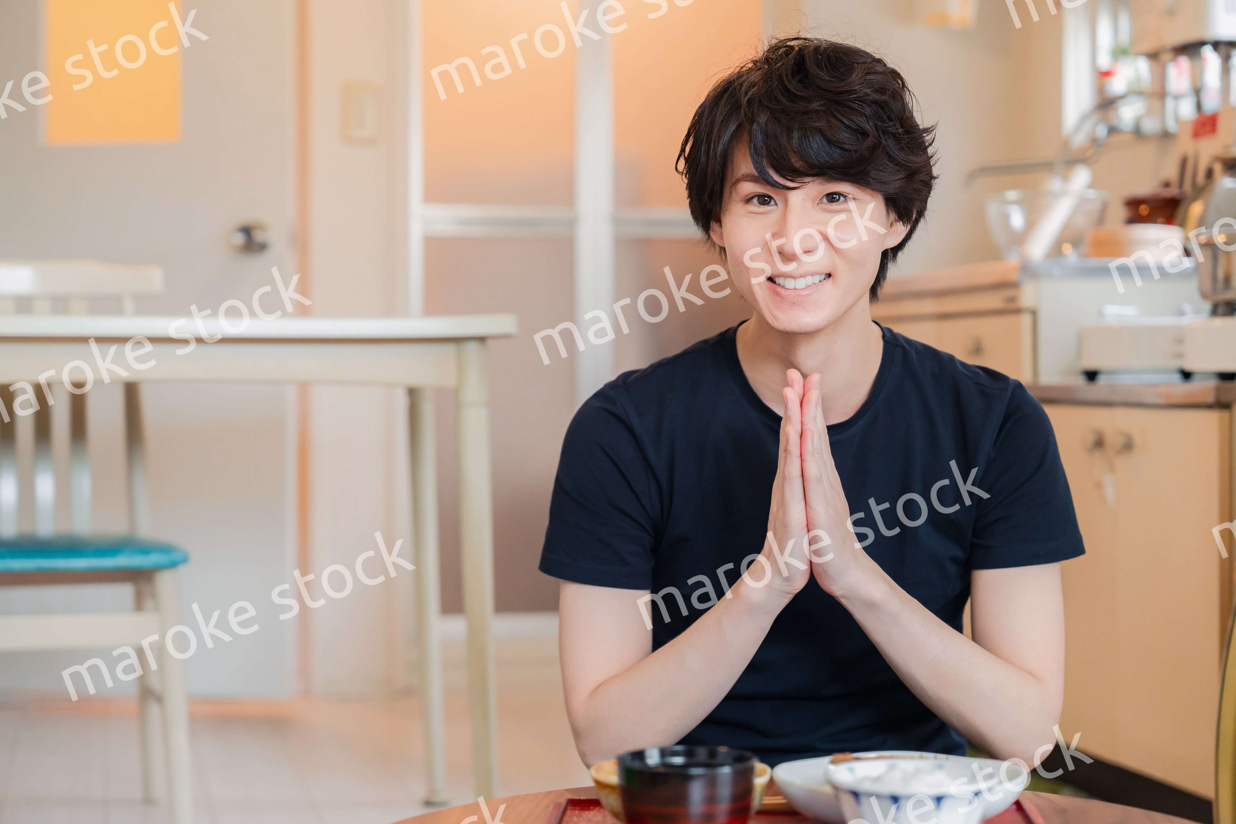 一人暮らしの下宿先でごはんを食べる若い男性