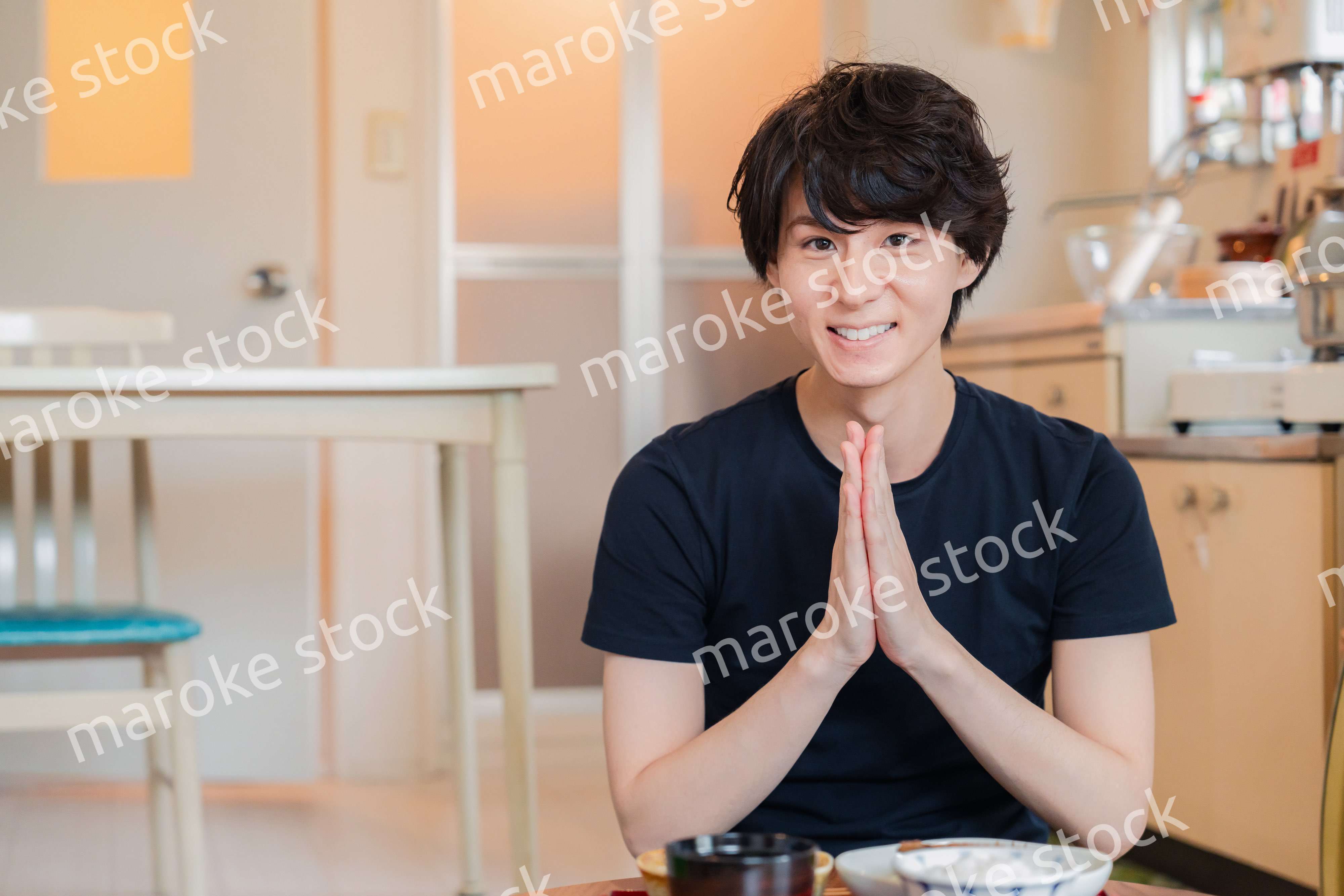 一人暮らしの下宿先でごはんを食べる若い男性