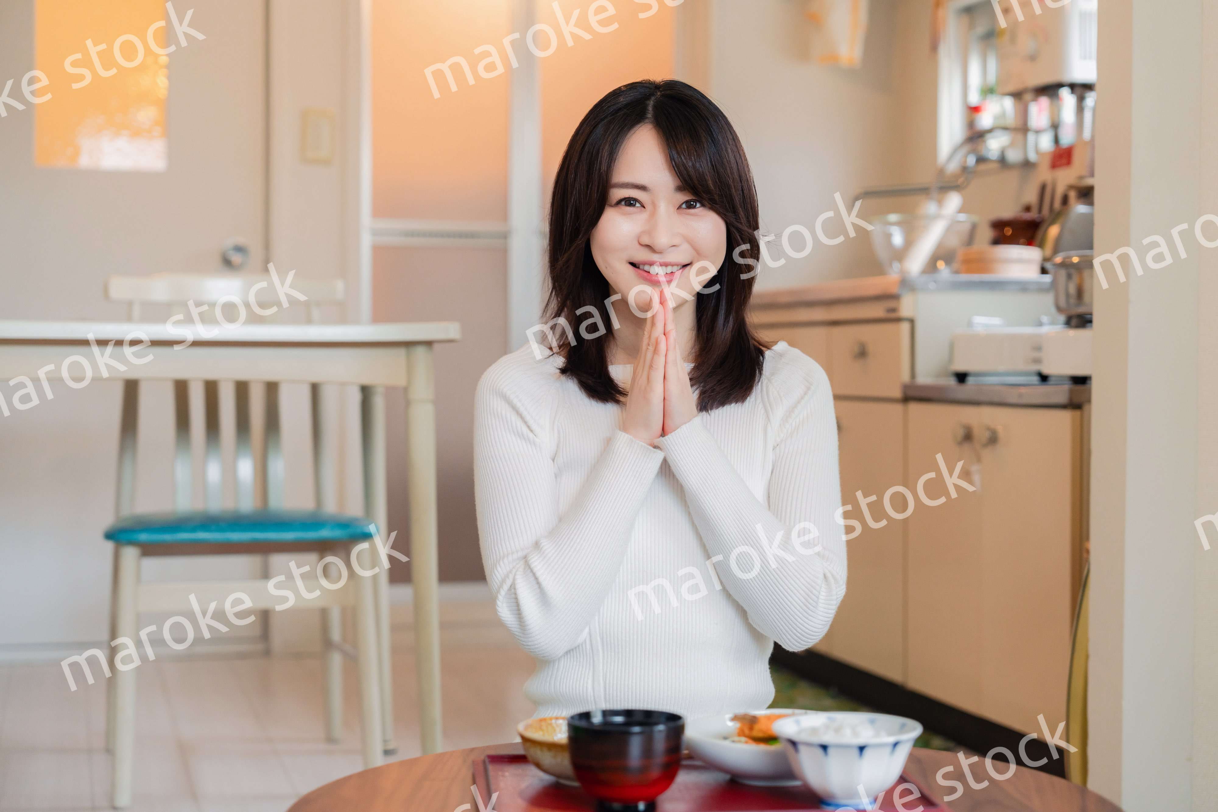 質素な家でごはんを食べる一人暮らしの女性