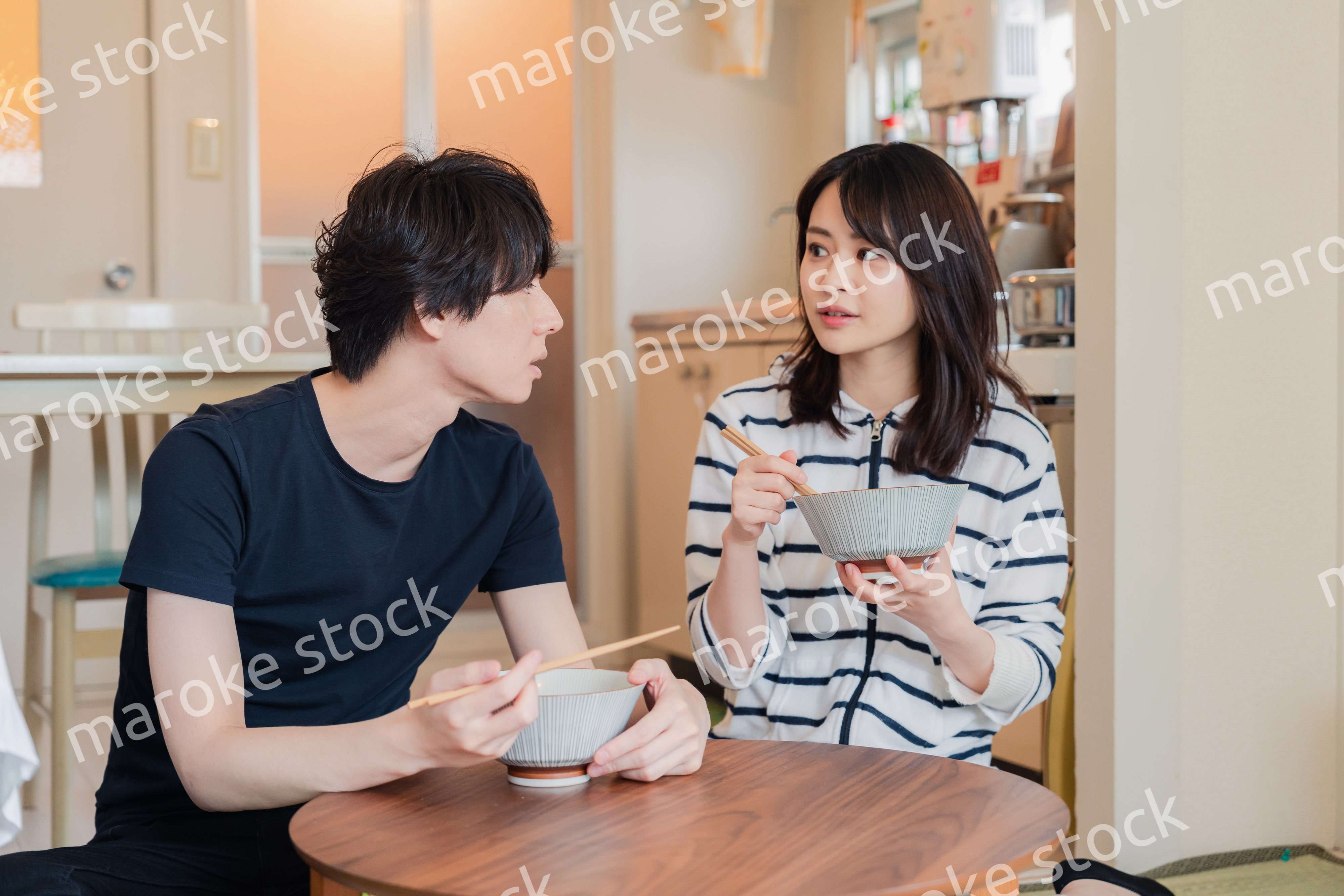 夫婦で小さな団地に住む若い家族