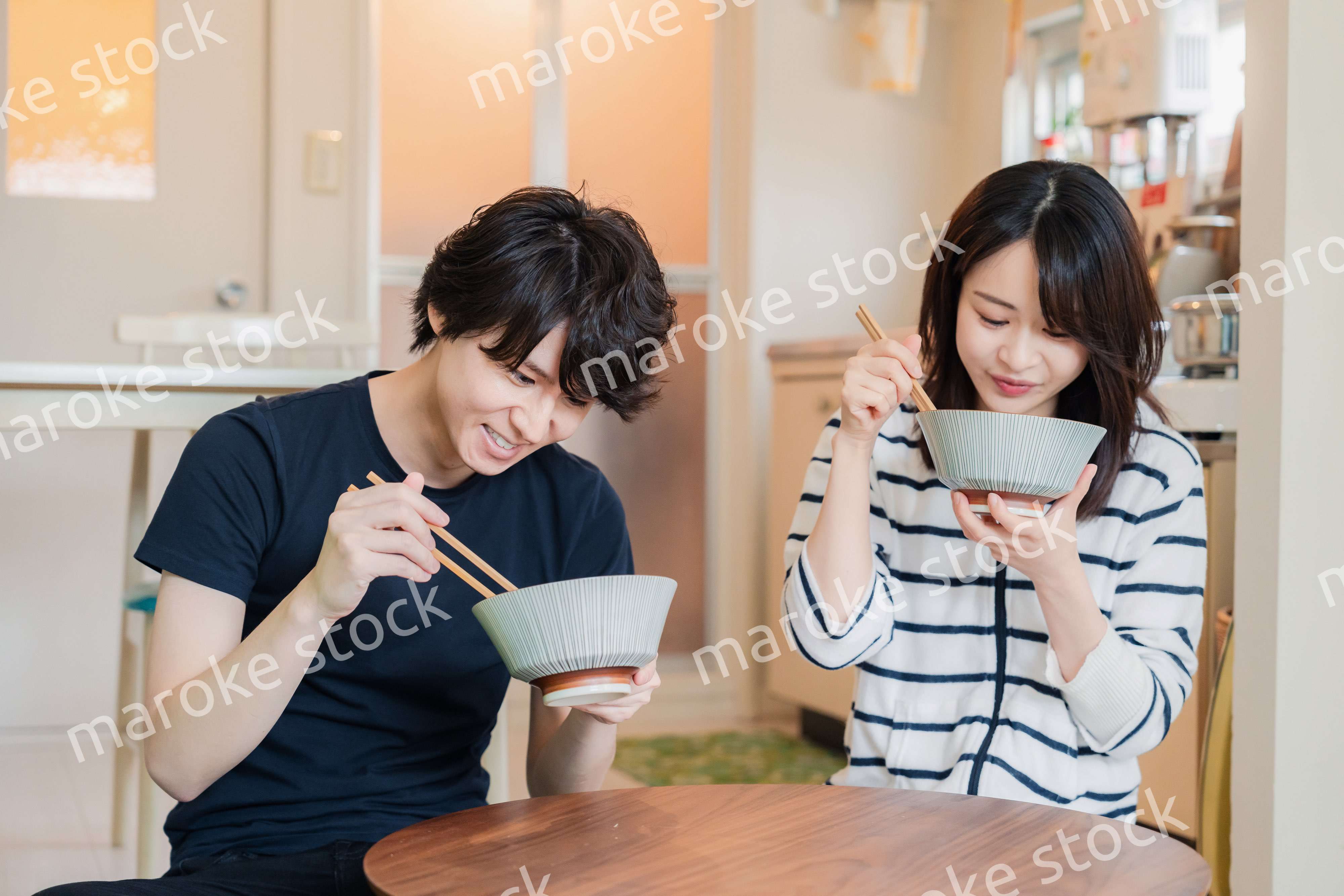 夫婦で小さな団地に住む若い家族