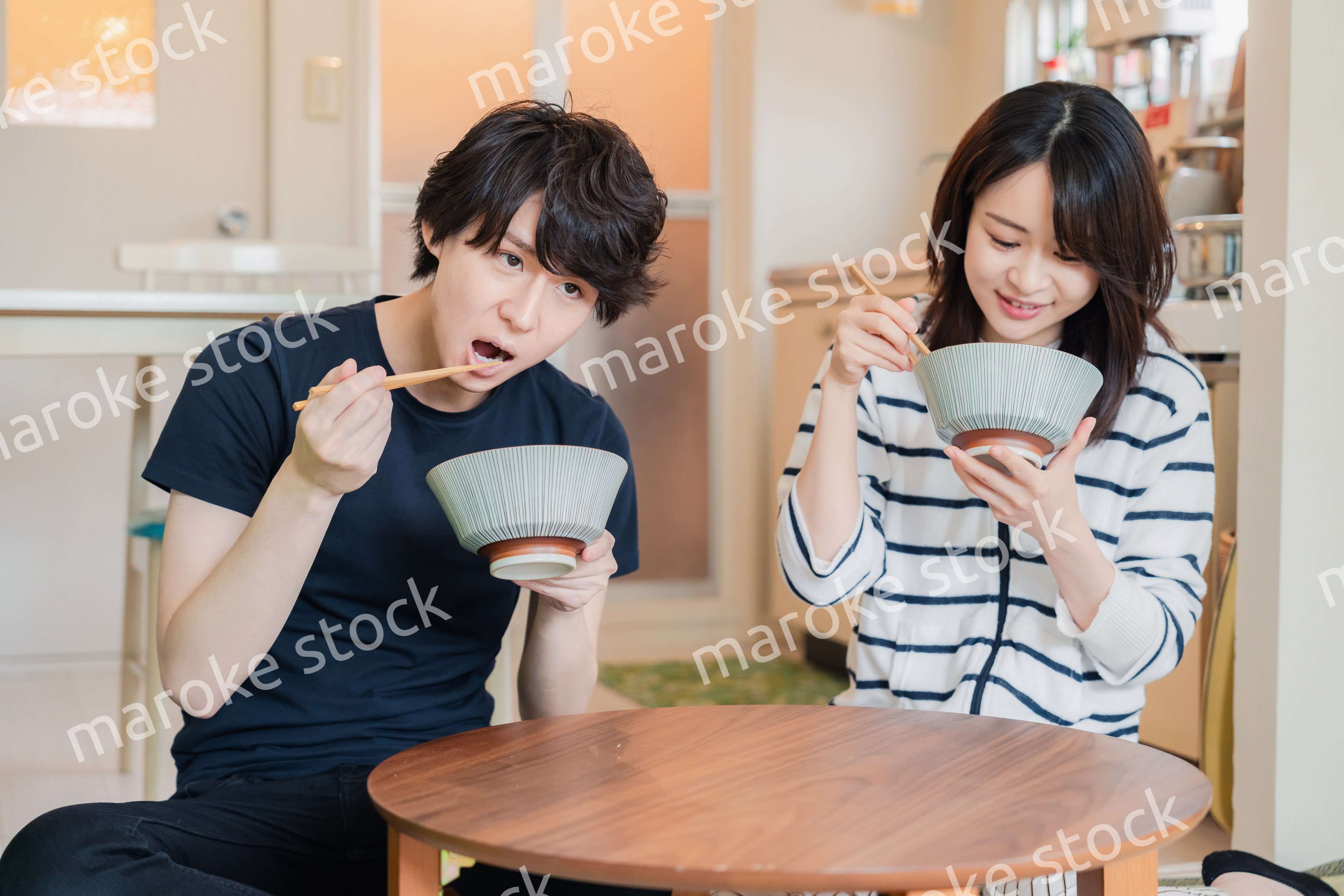 夫婦で小さな団地に住む若い家族