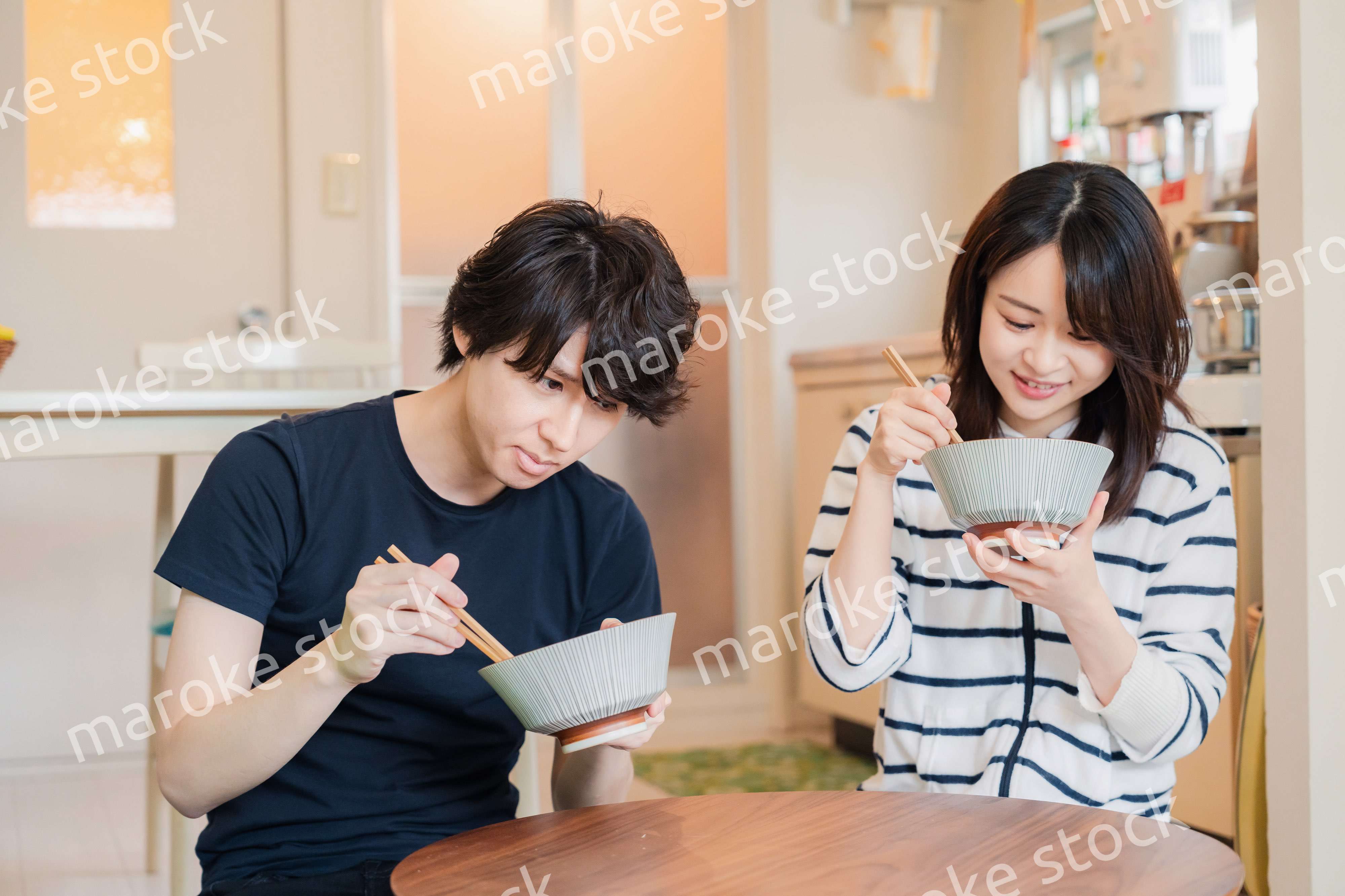 夫婦で小さな団地に住む若い家族