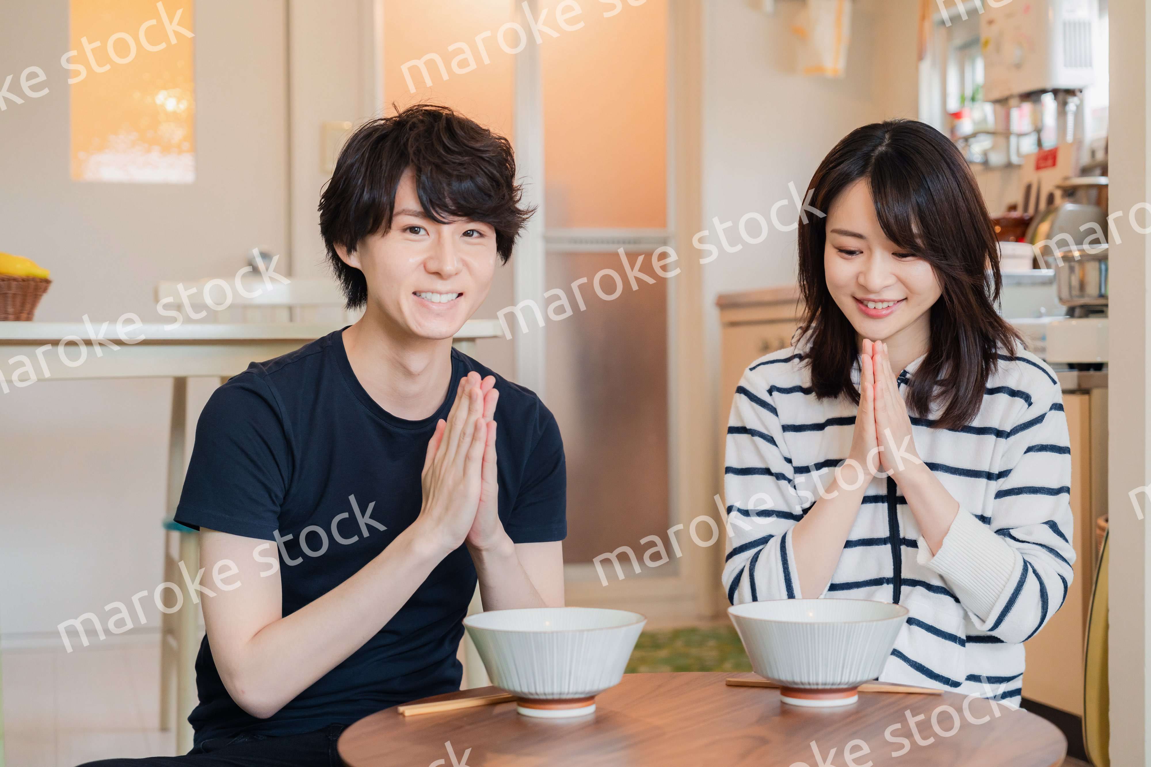 夫婦で小さな団地に住む若い家族