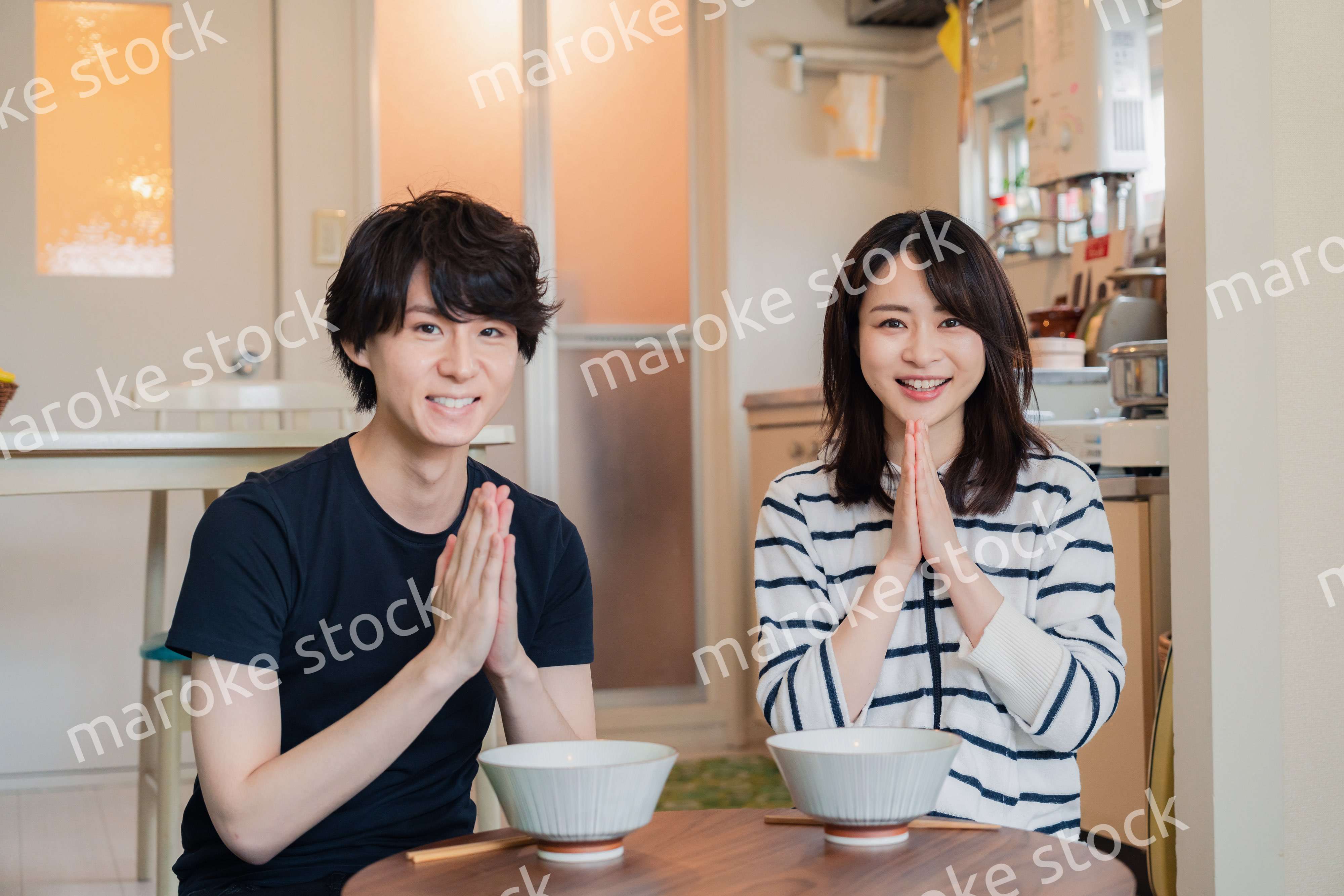 夫婦で小さな団地に住む若い家族