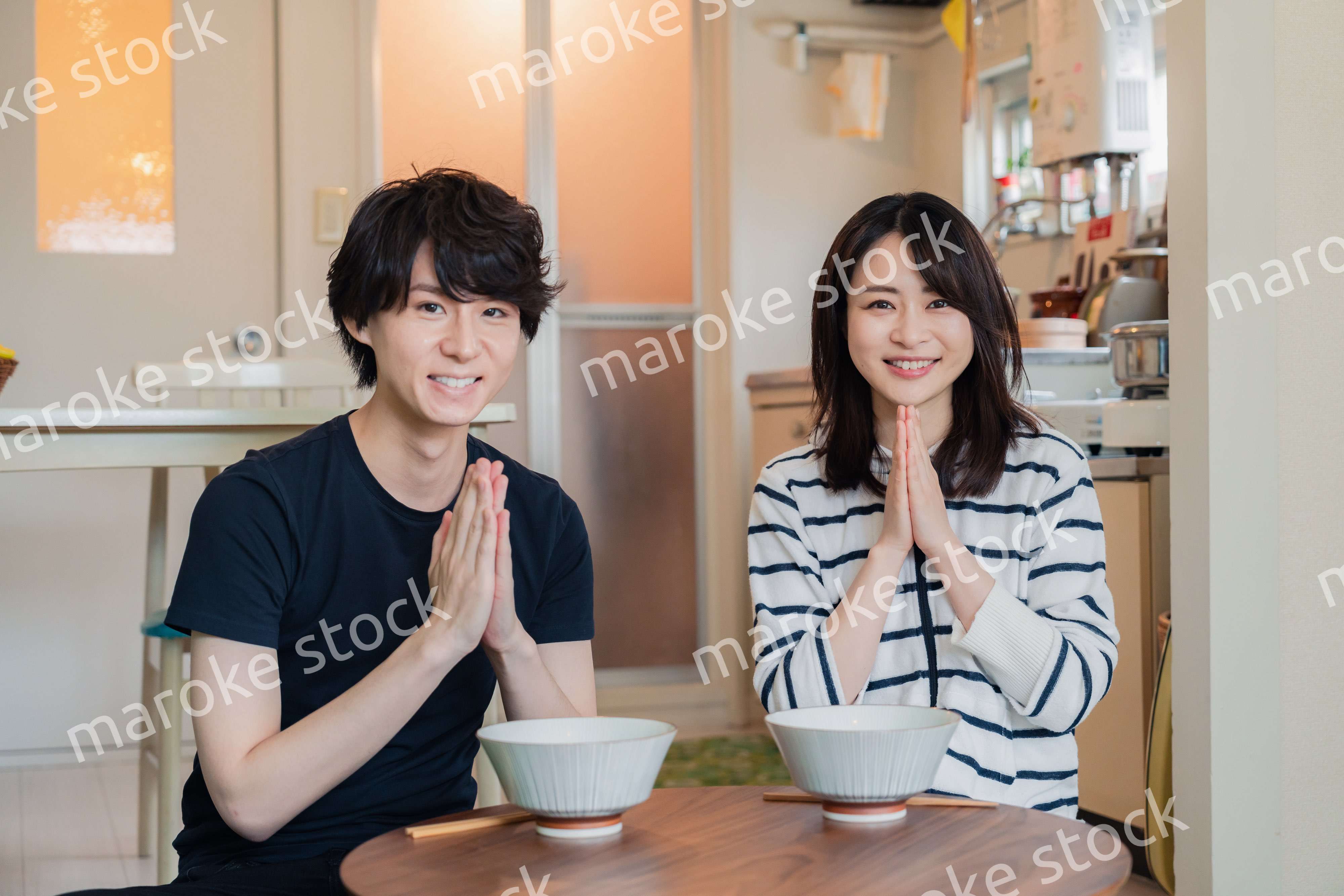 夫婦で小さな団地に住む若い家族