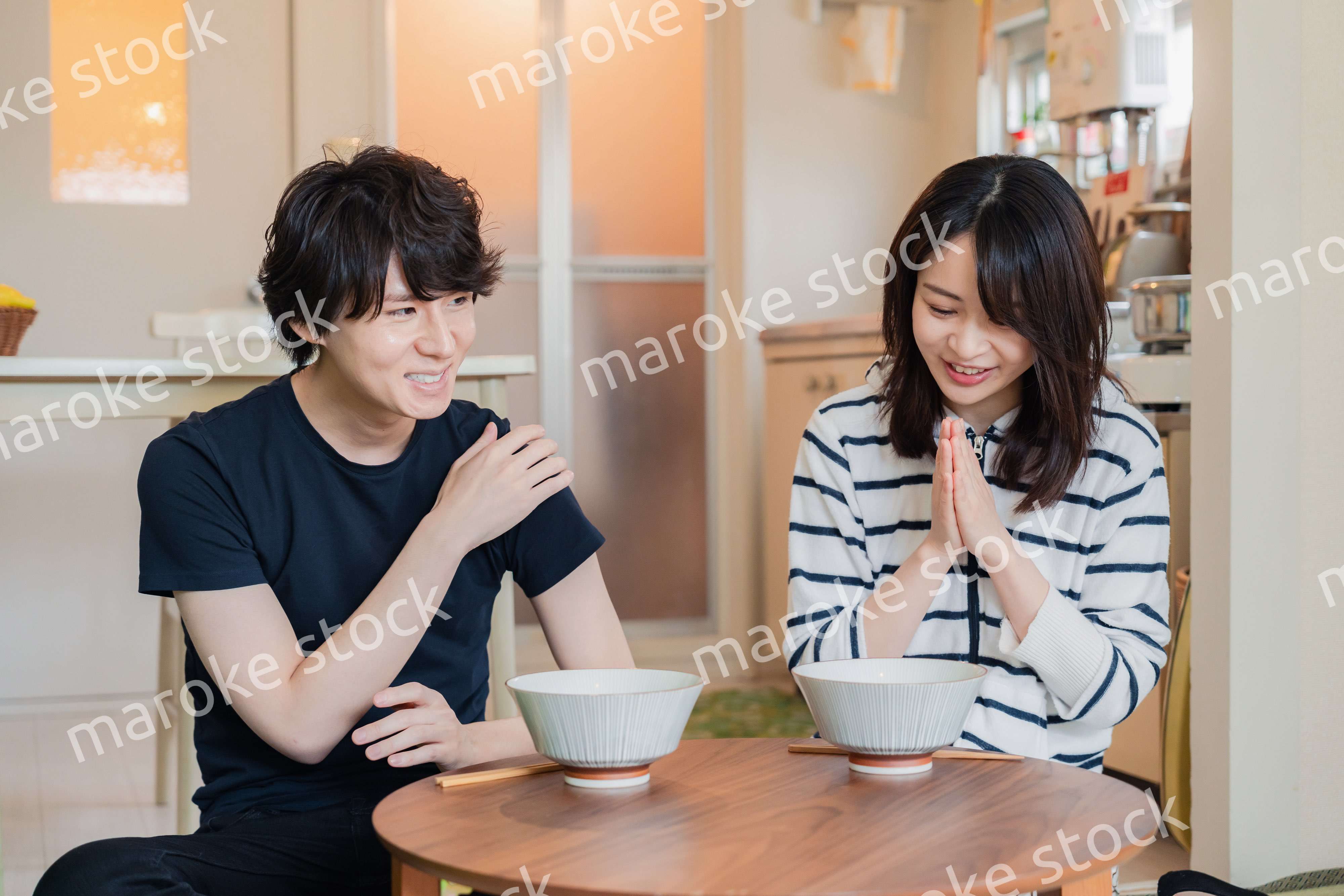 夫婦で小さな団地に住む若い家族