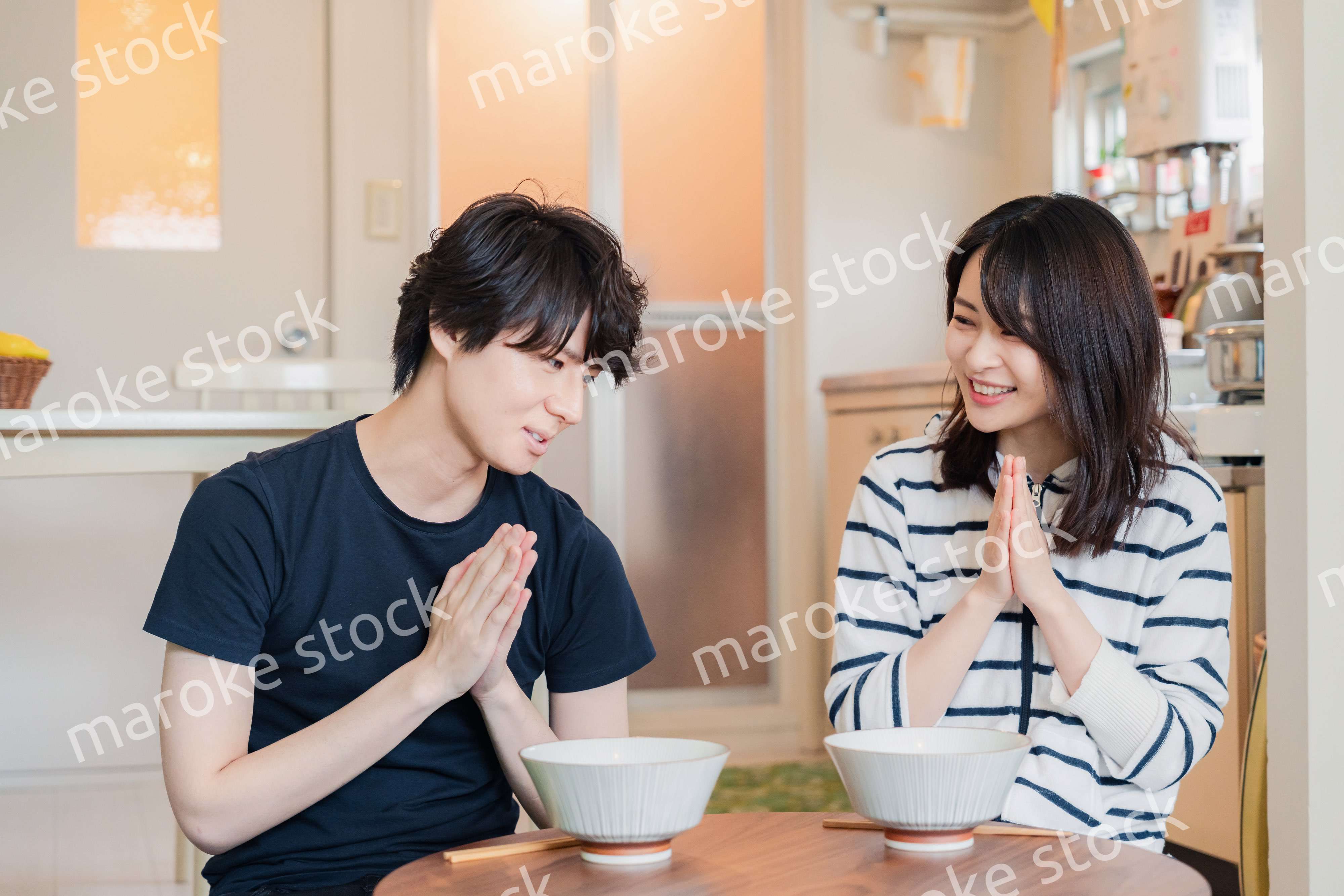 夫婦で小さな団地に住む若い家族