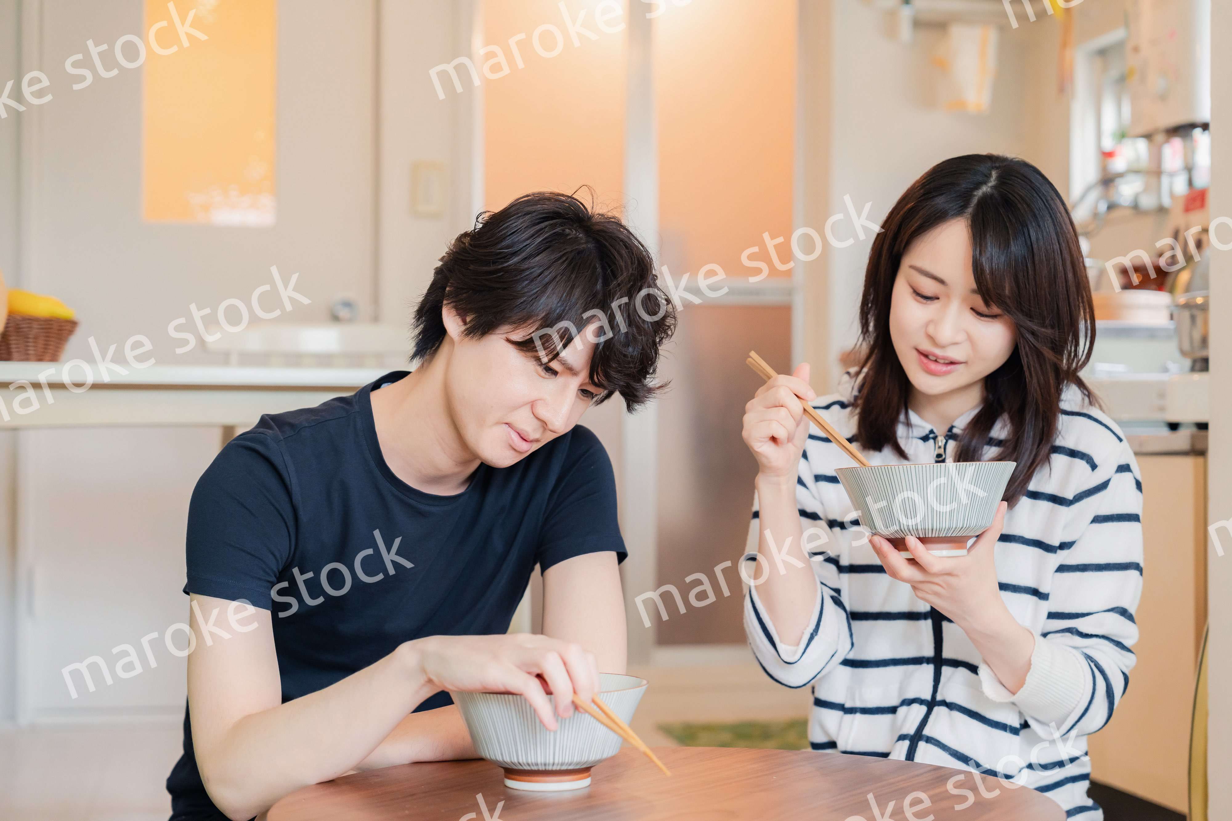 夫婦で小さな団地に住む若い家族