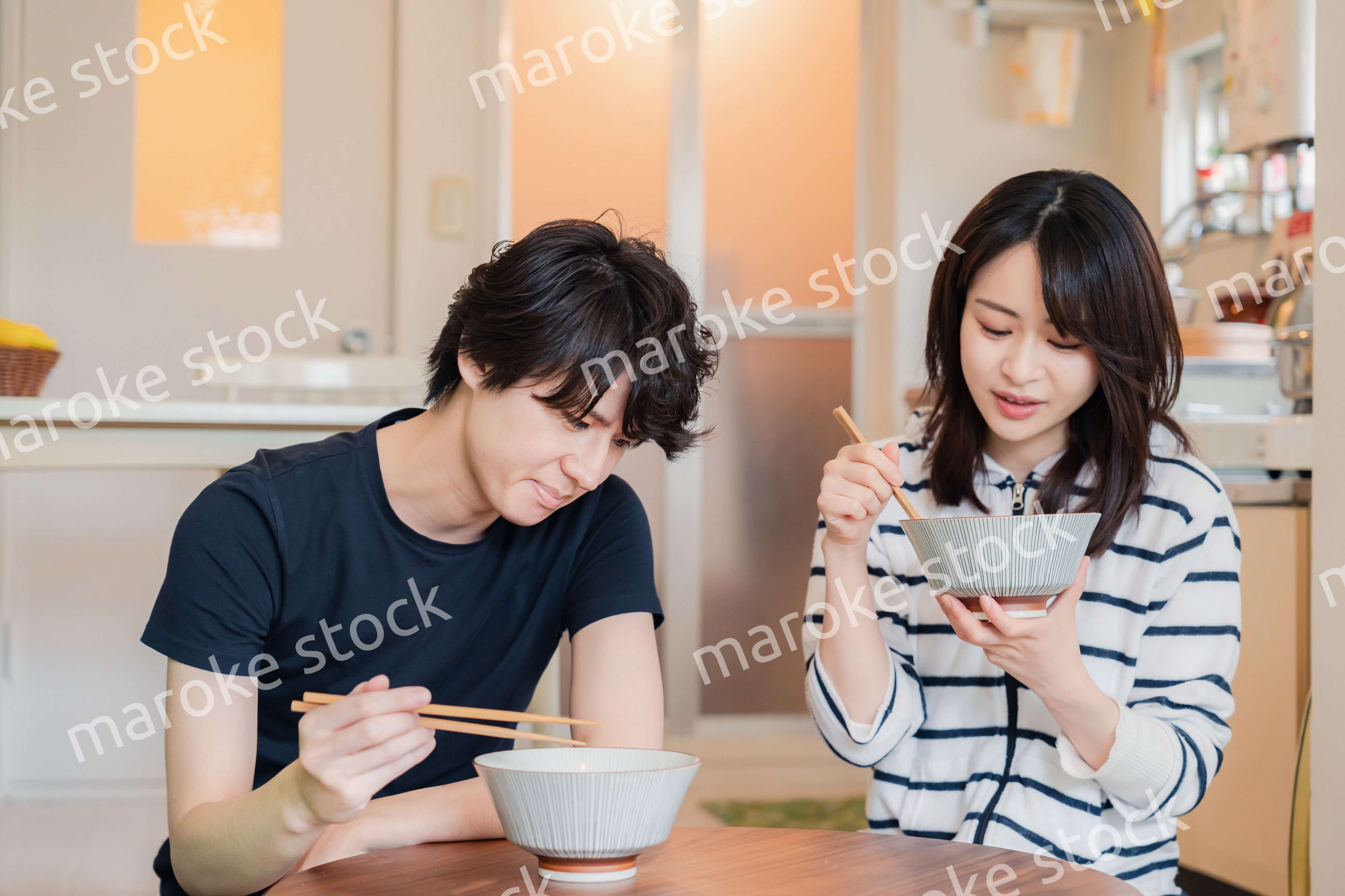 夫婦で小さな団地に住む若い家族