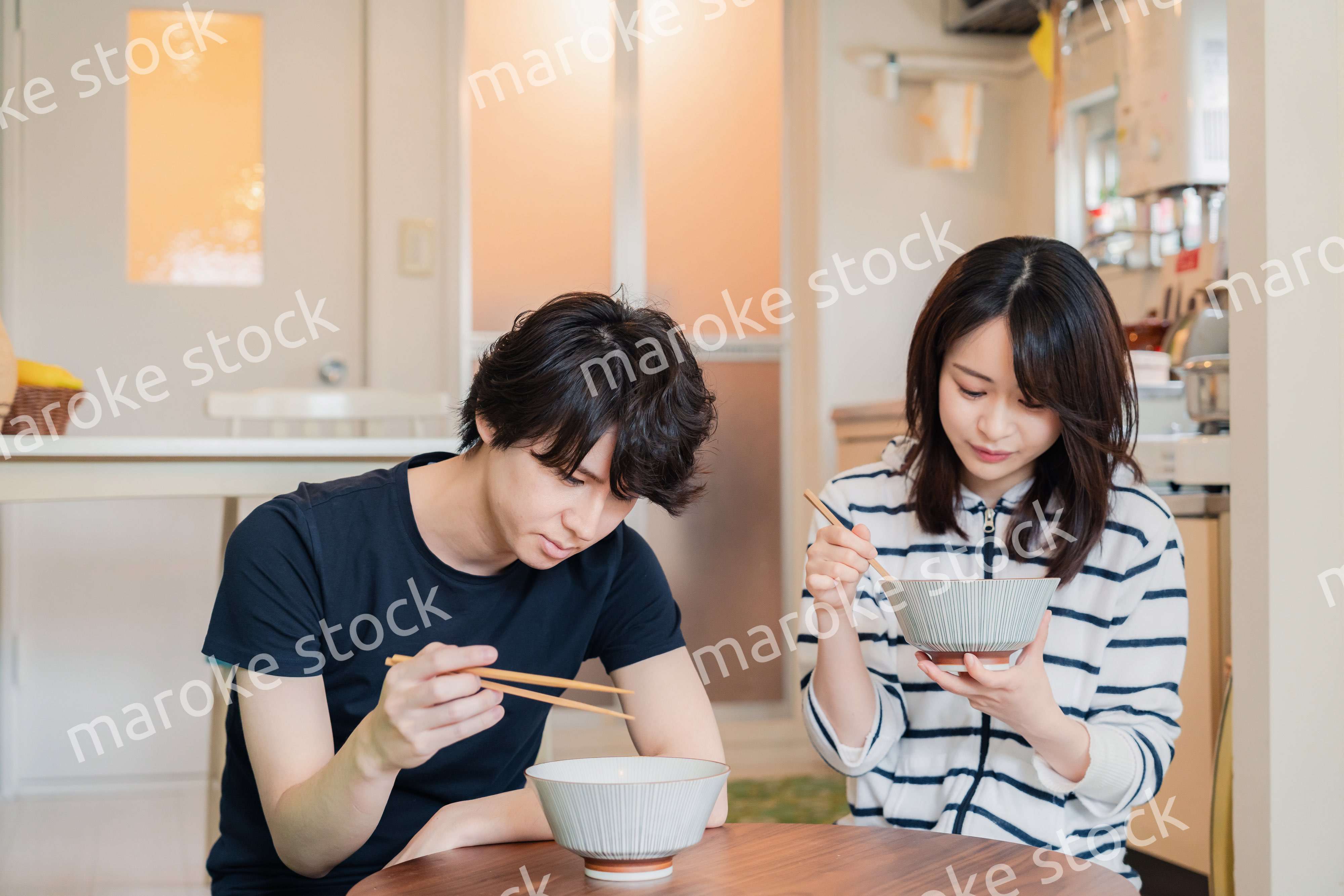 夫婦で小さな団地に住む若い家族