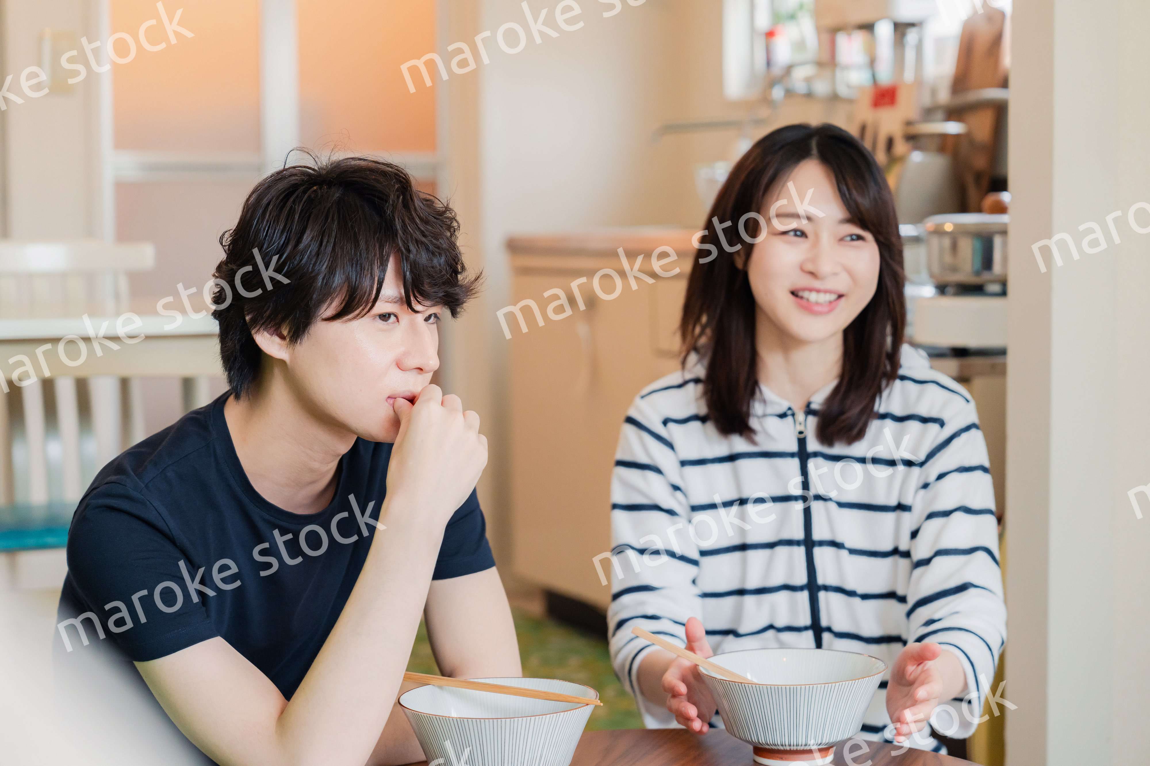 夫婦で小さな団地に住む若い家族