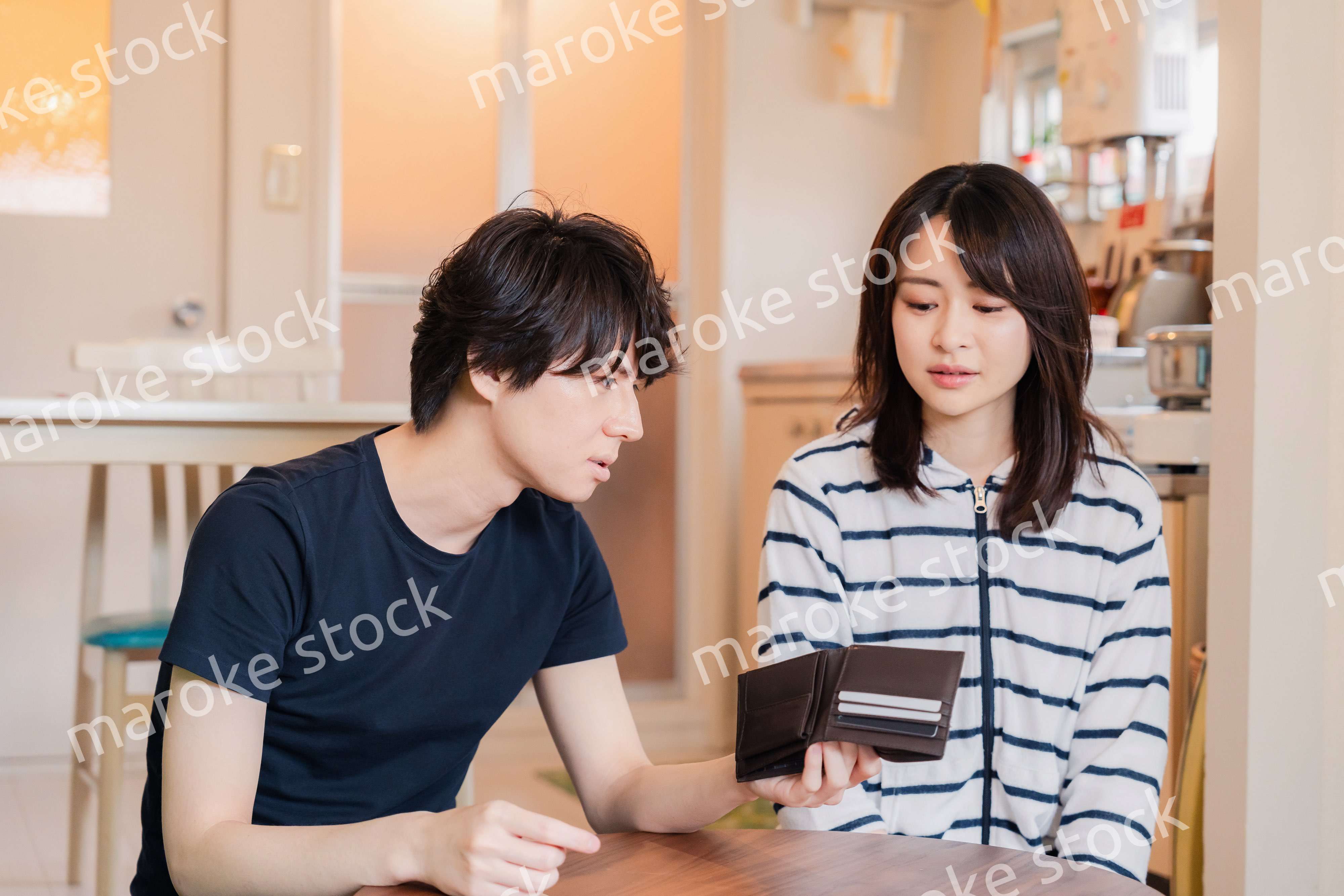 お金がなくて苦しむ若い夫婦