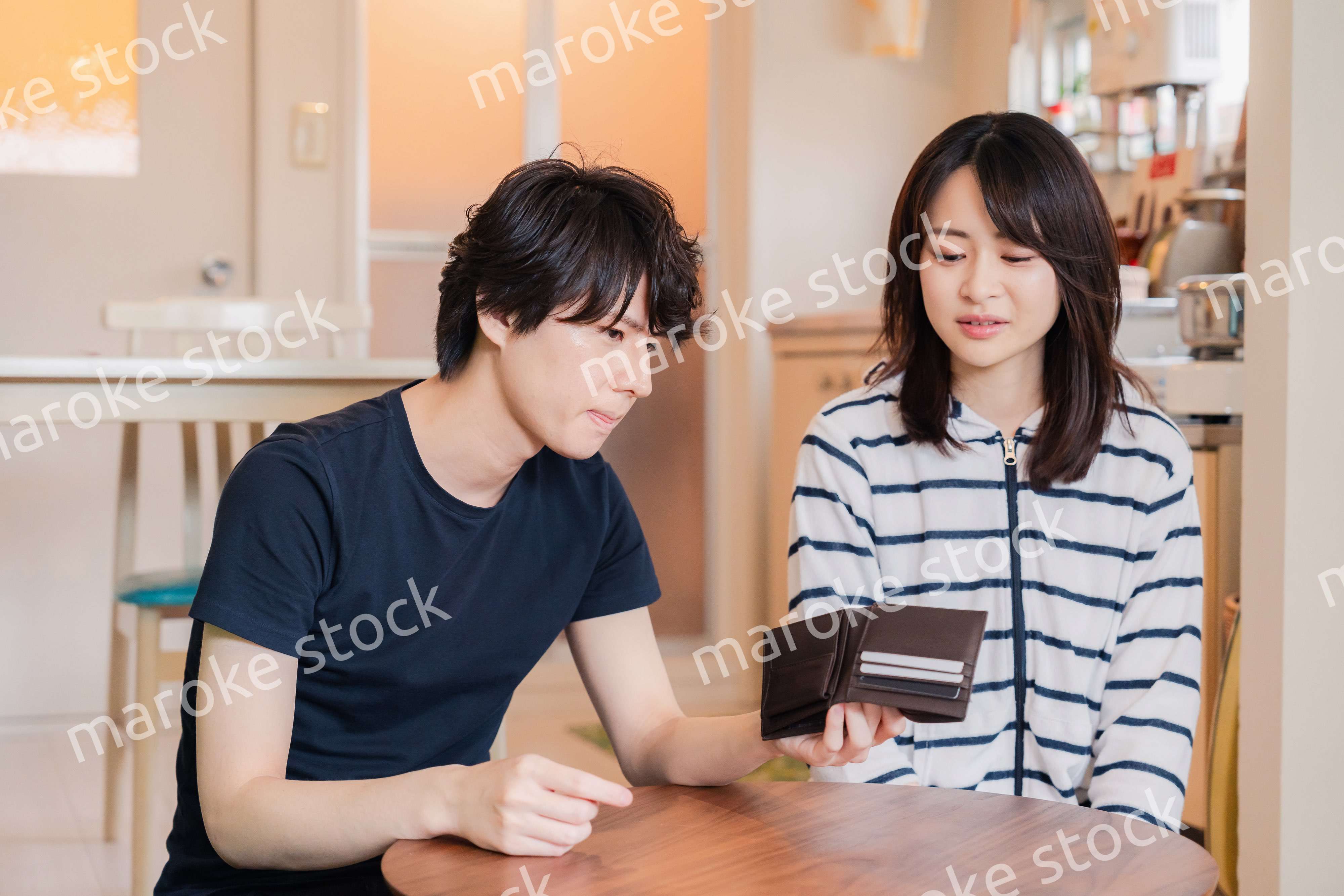 お金がなくて苦しむ若い夫婦