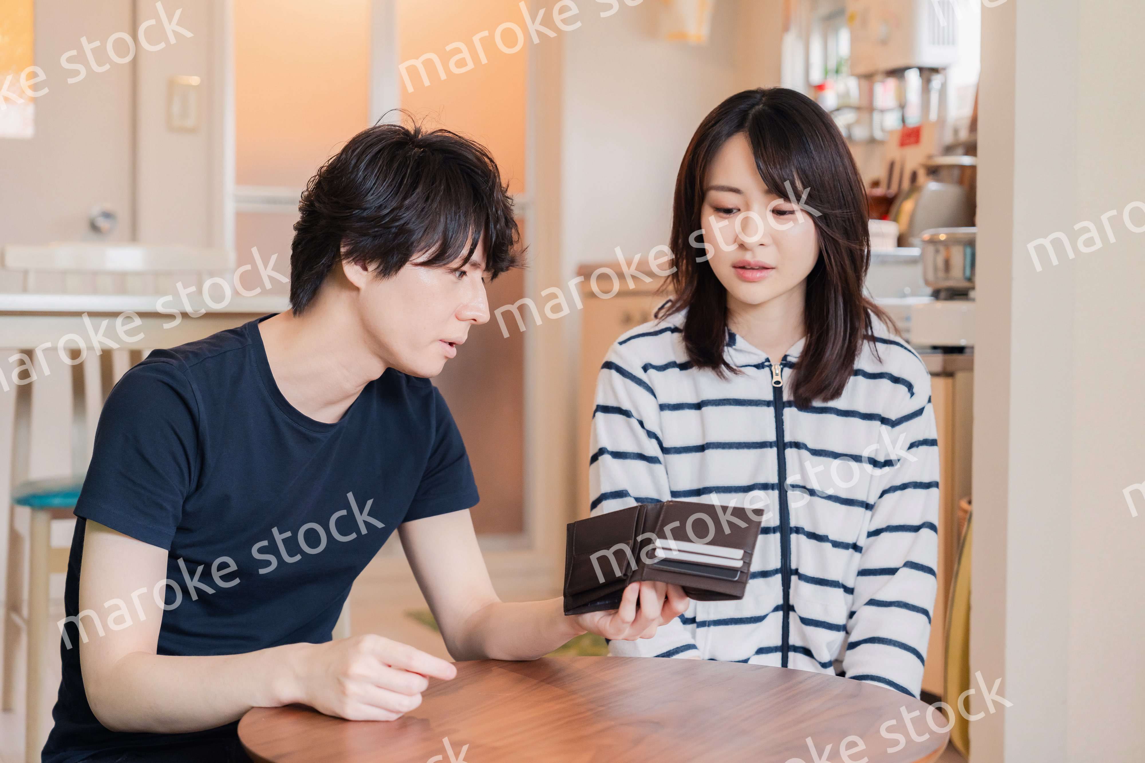 お金がなくて苦しむ若い夫婦