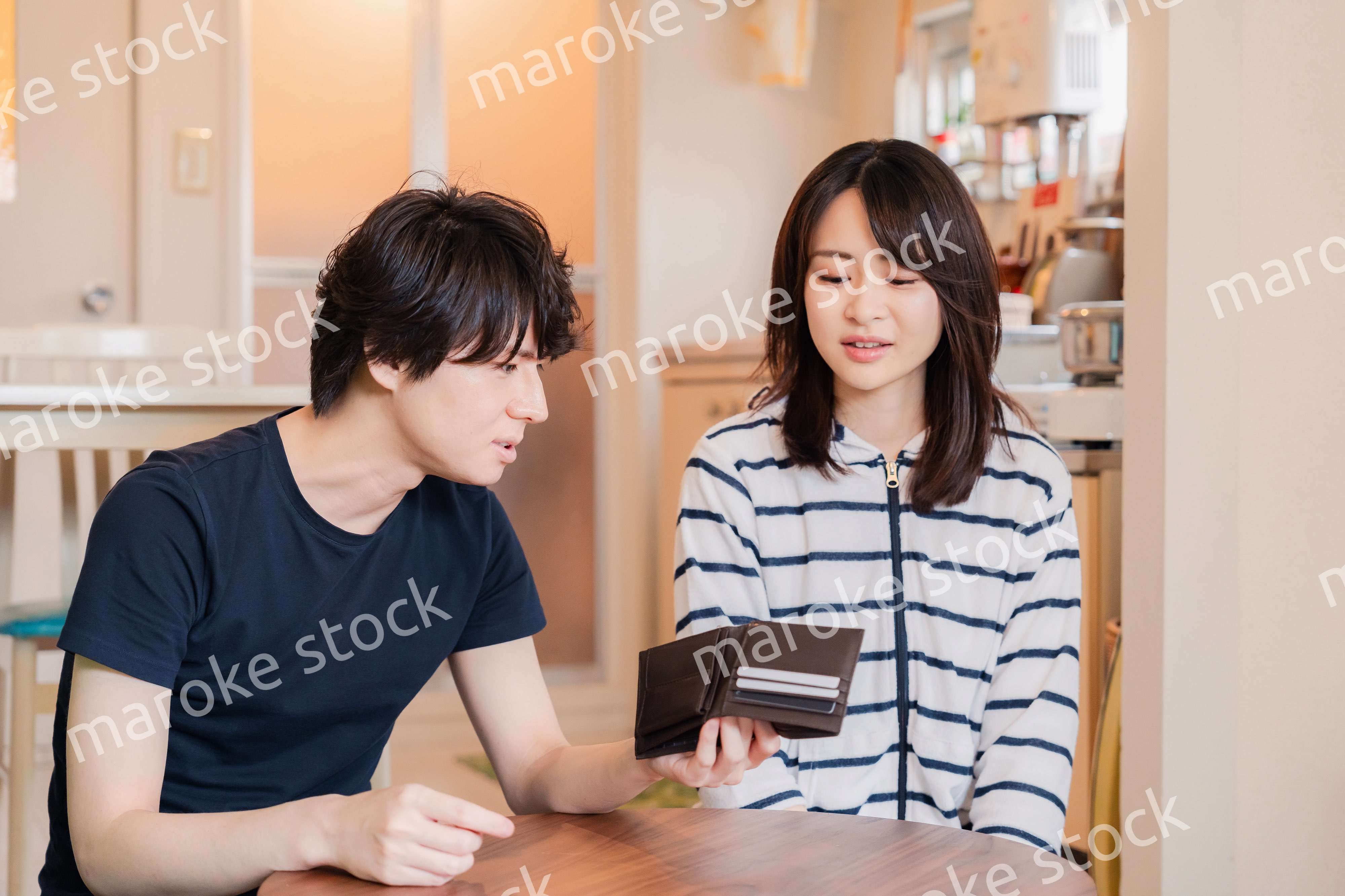 お金がなくて苦しむ若い夫婦