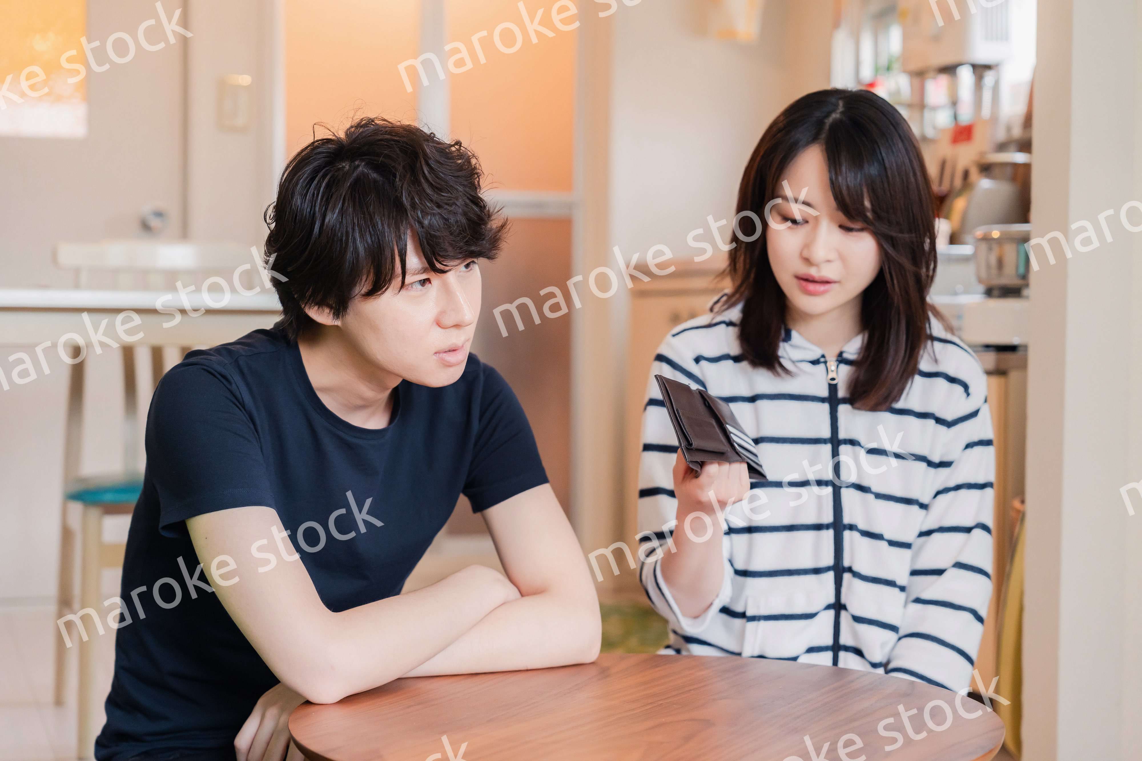 お金がなくて苦しむ若い夫婦