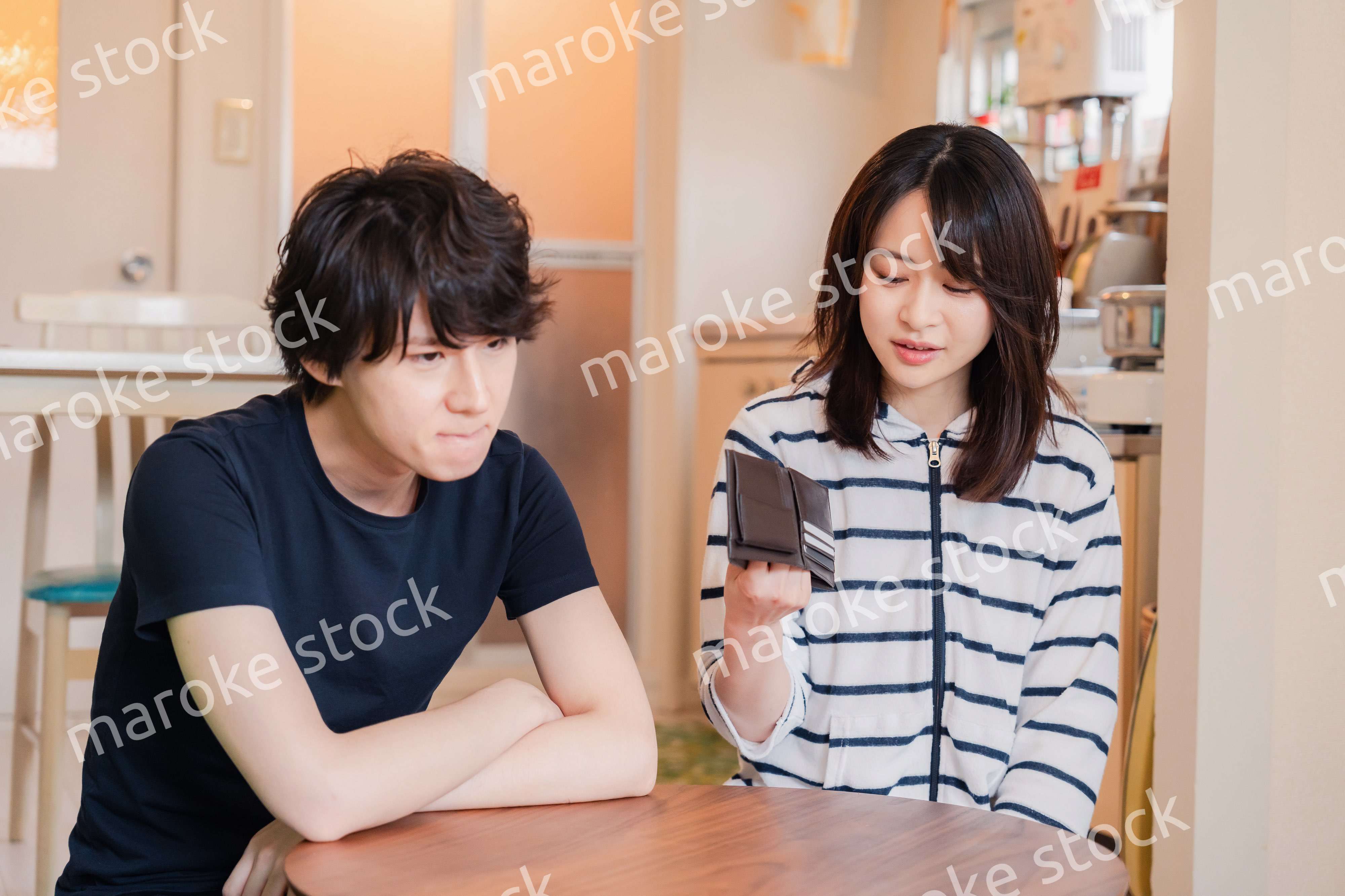 お金がなくて苦しむ若い夫婦