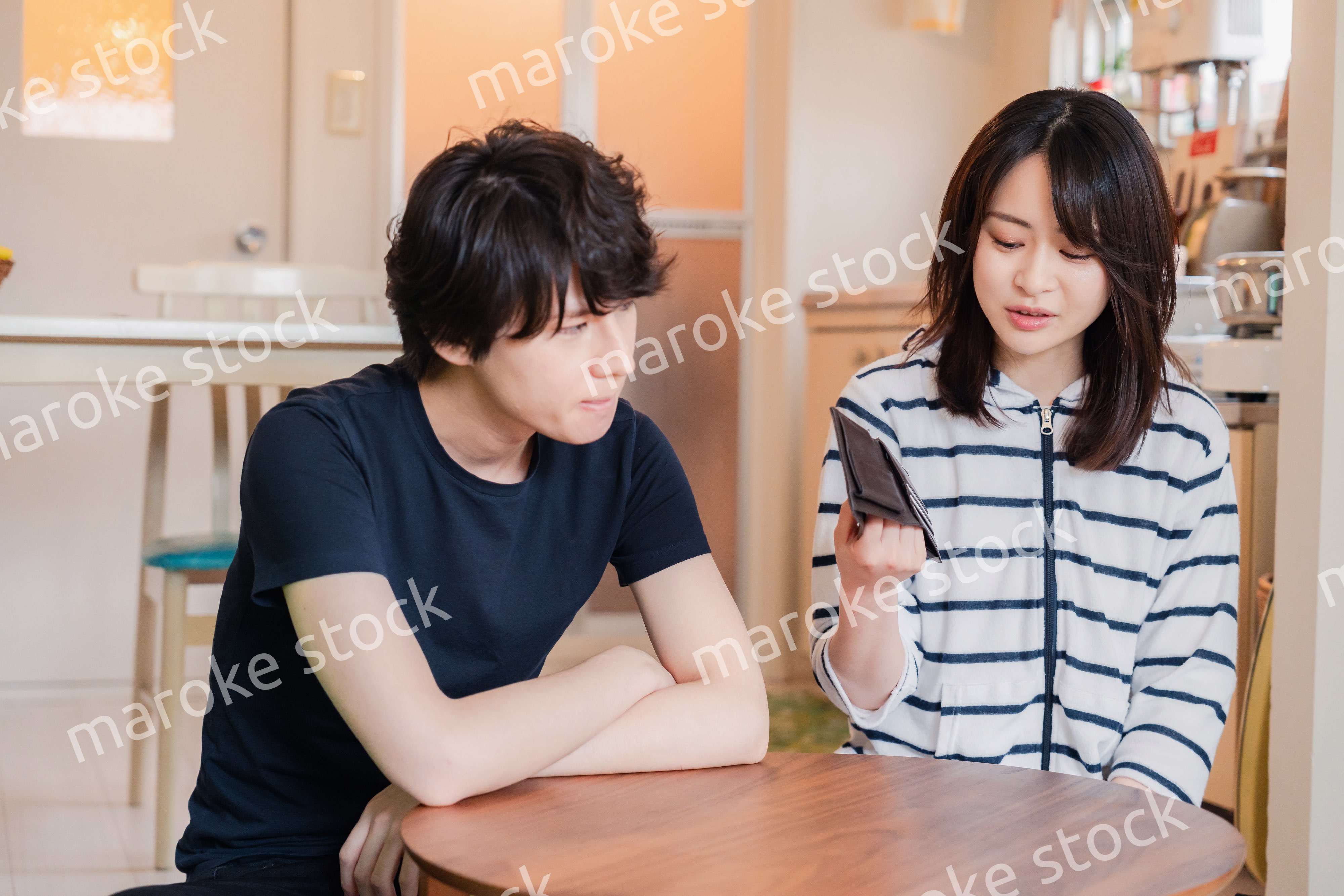 お金がなくて苦しむ若い夫婦