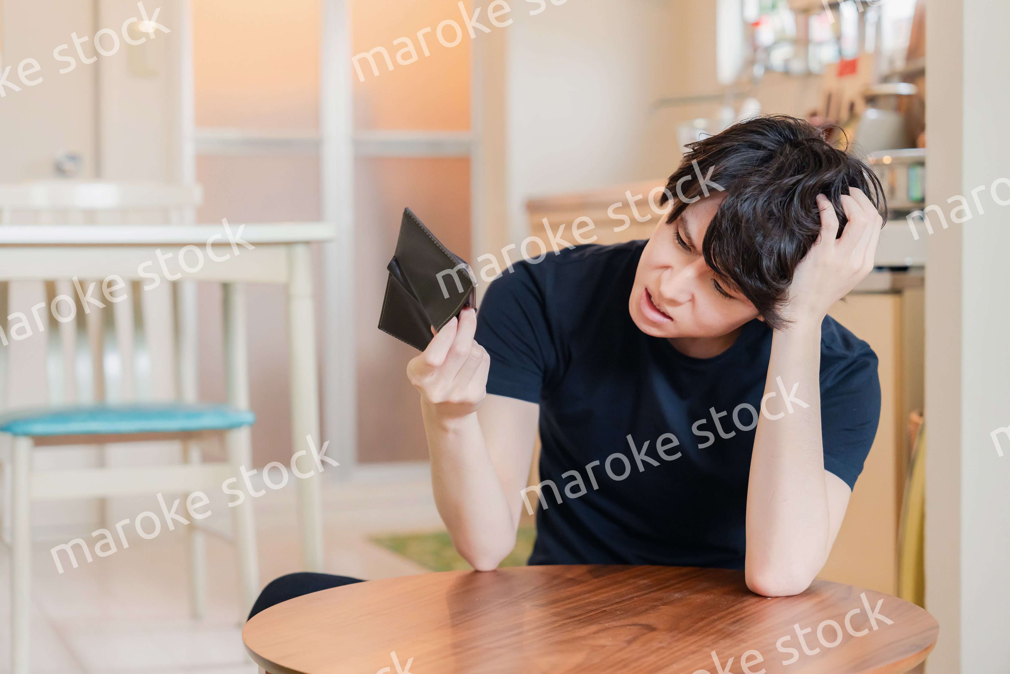 金欠に苦しむ若い男性