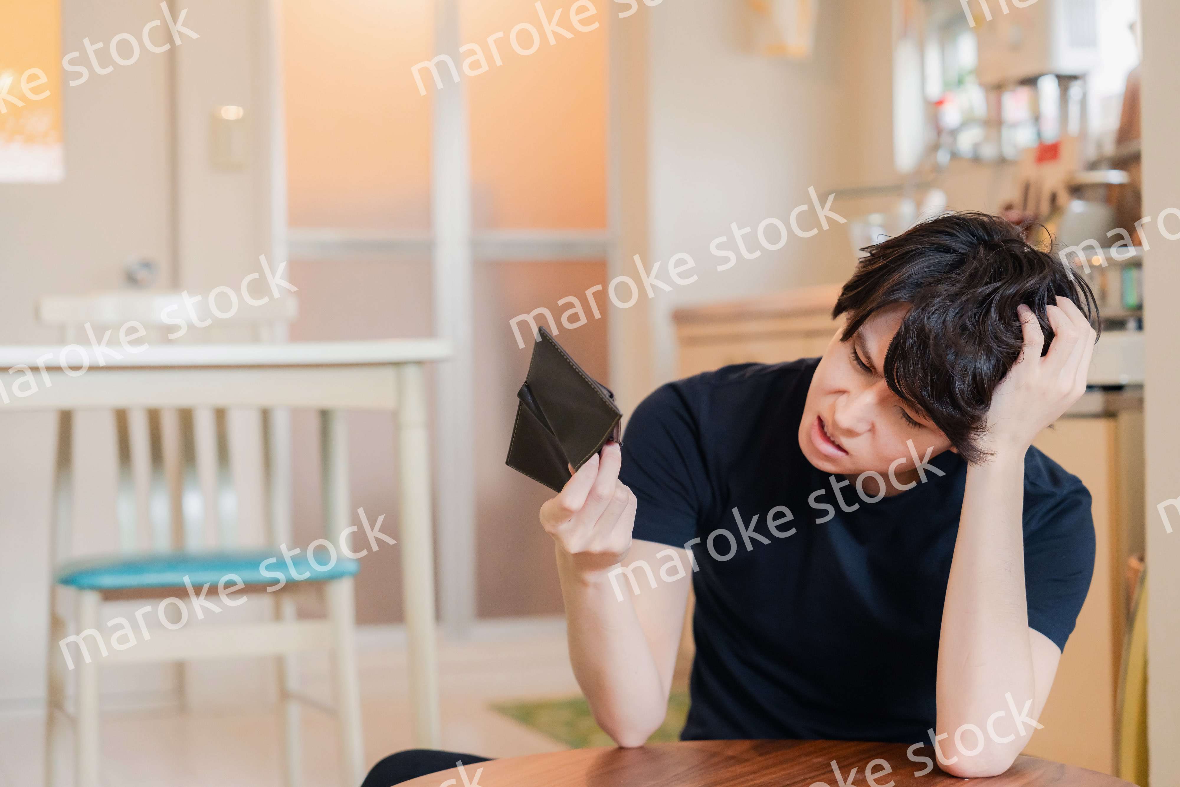 金欠に苦しむ若い男性