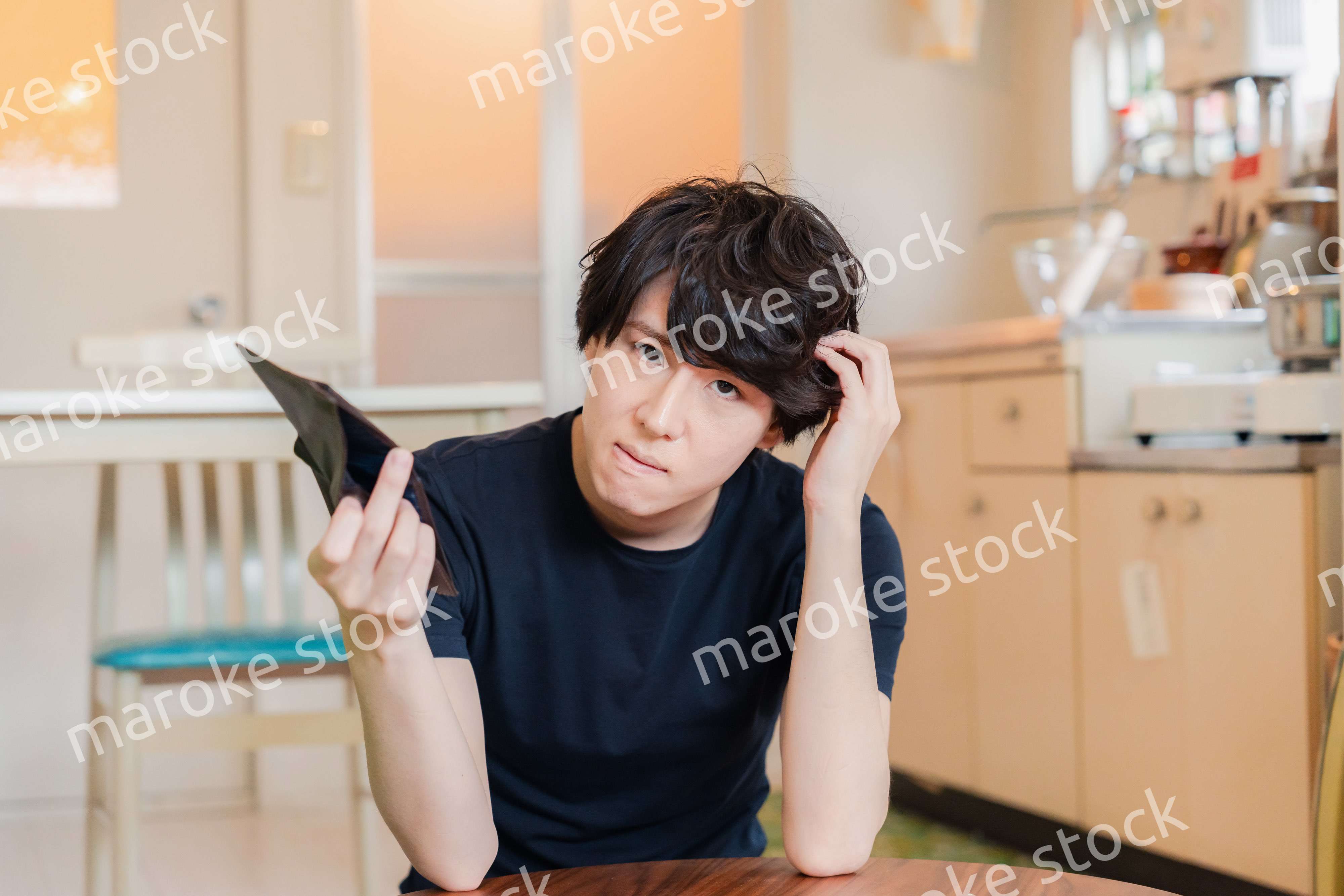 金欠に苦しむ若い男性