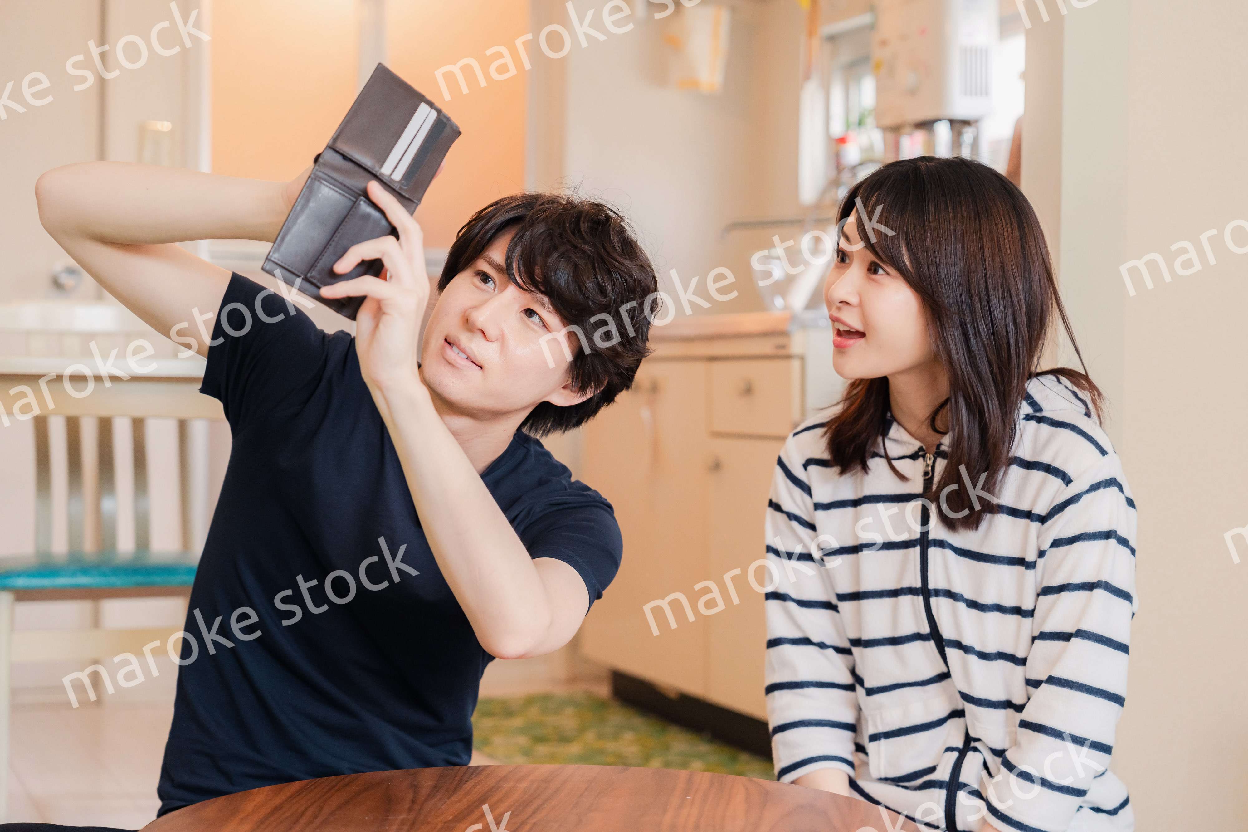 お金がなくて苦しむ若い夫婦