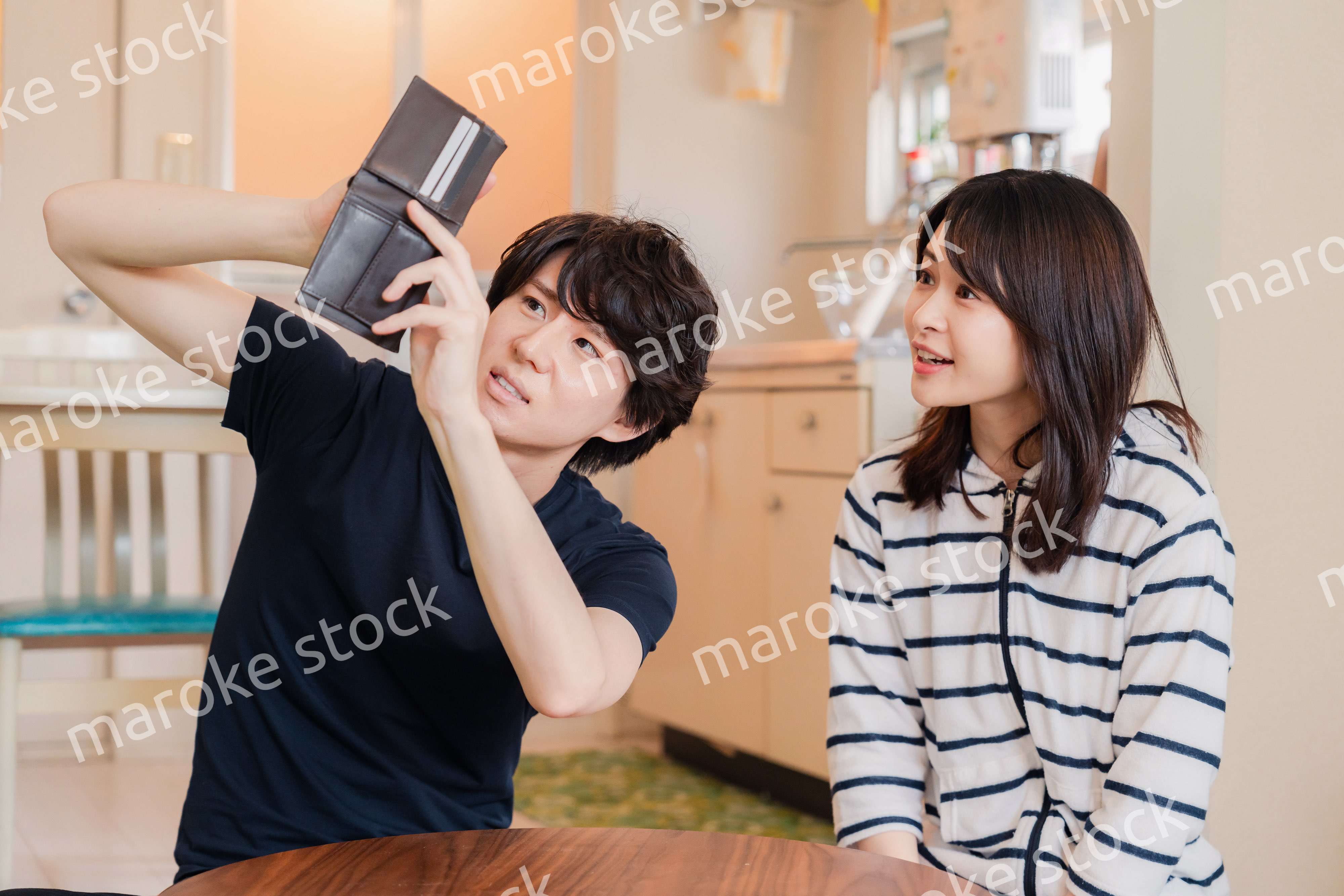 お金がなくて苦しむ若い夫婦