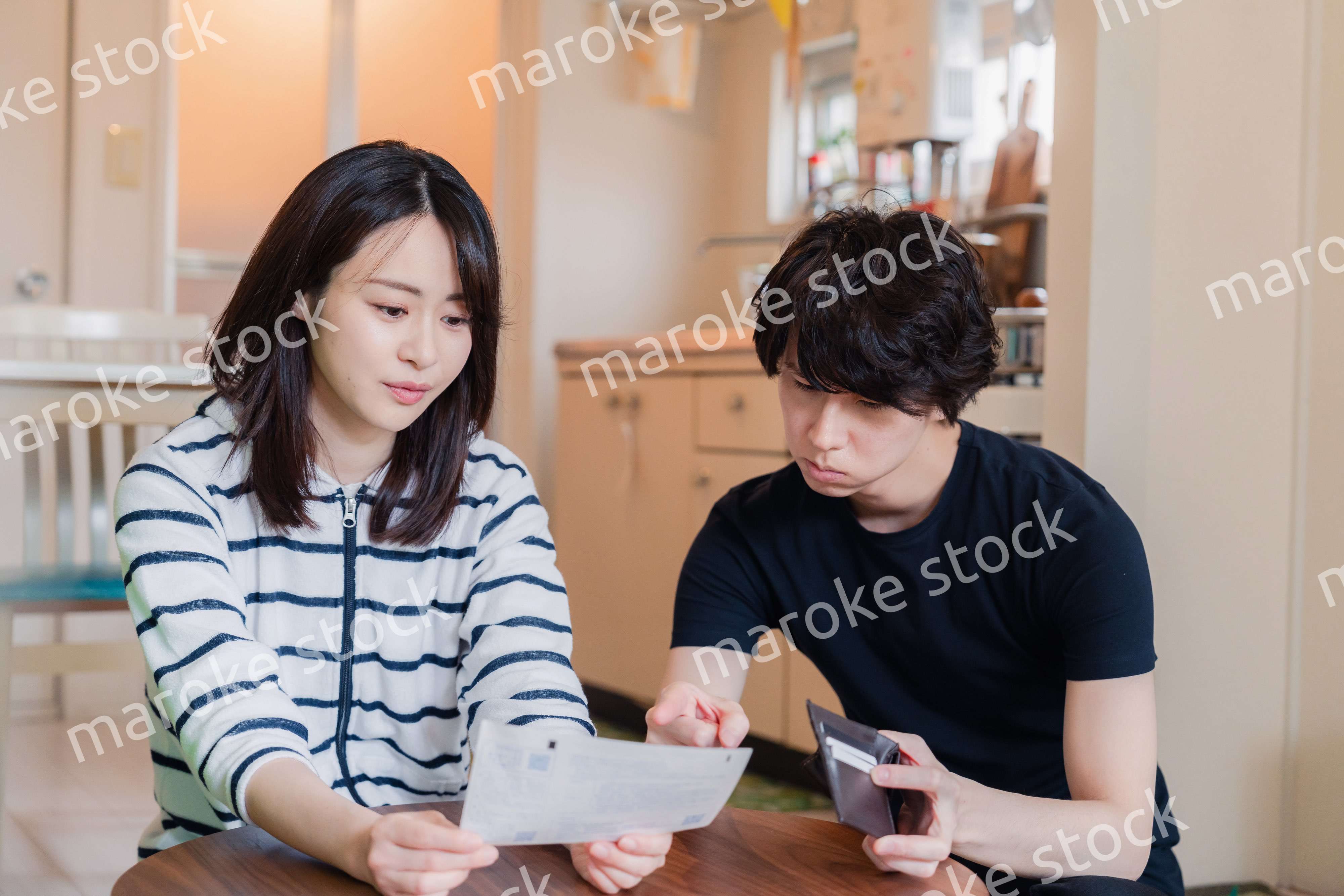 請求書明細を見て値上げに苦しむ若い夫婦