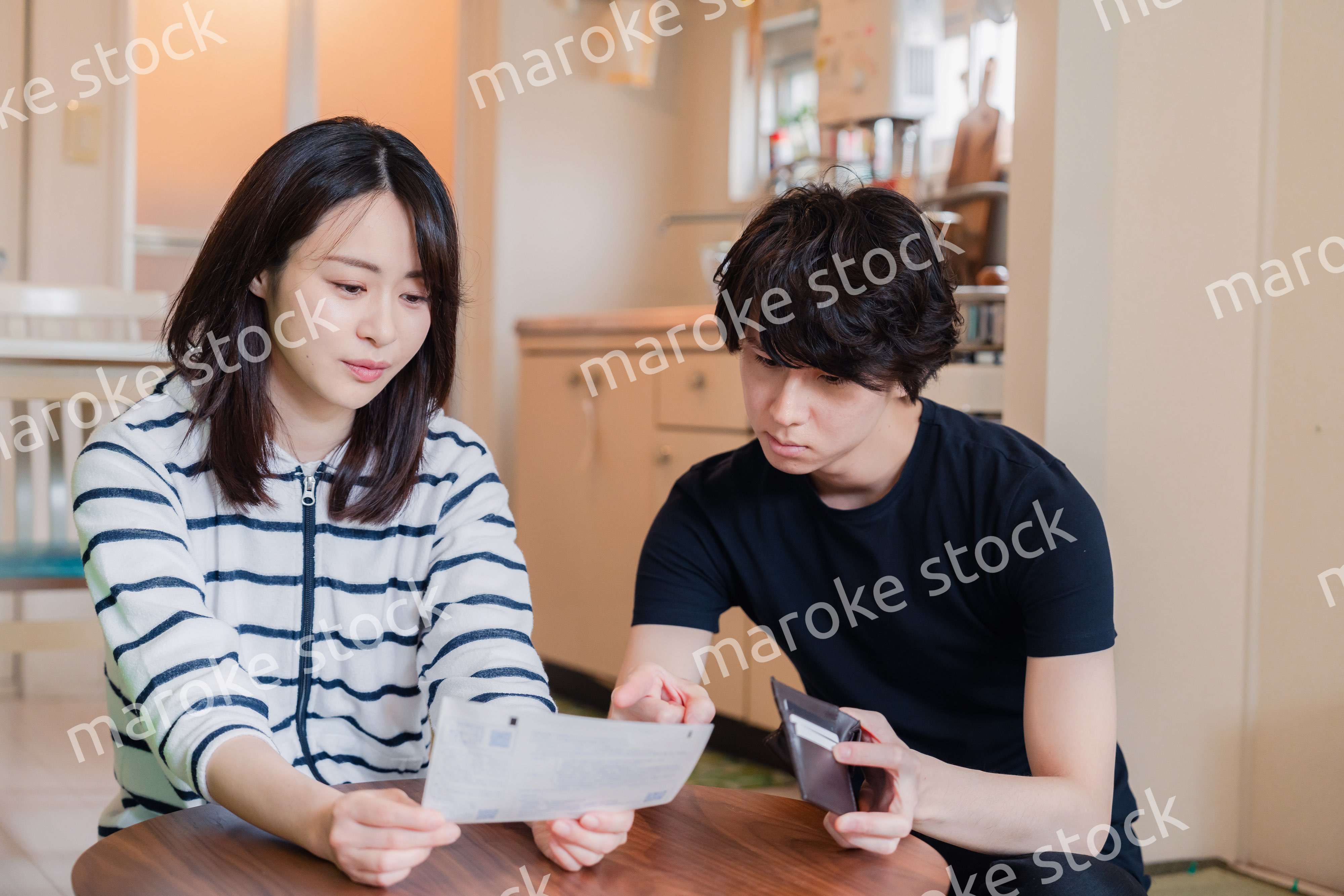 請求書明細を見て値上げに苦しむ若い夫婦