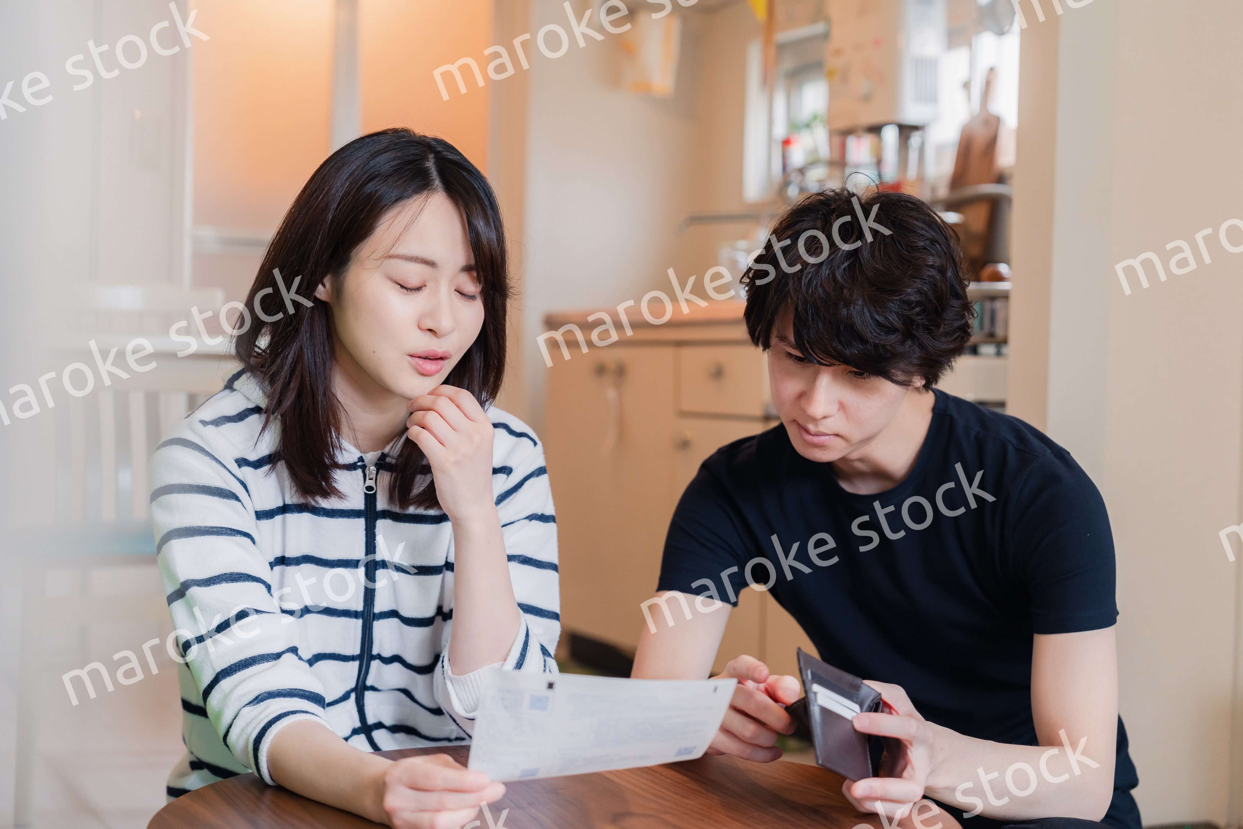 請求書明細を見て値上げに苦しむ若い夫婦