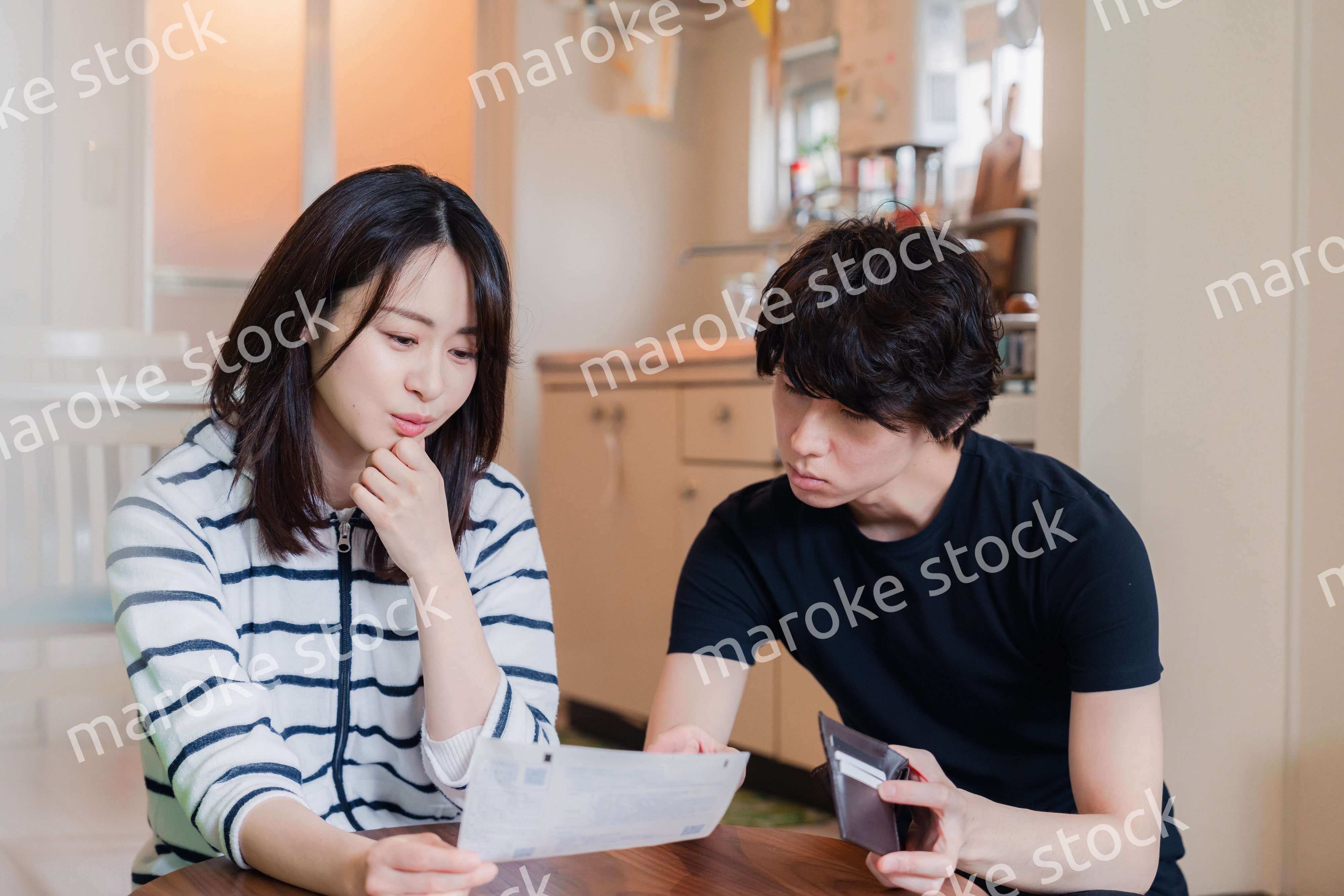 請求書明細を見て値上げに苦しむ若い夫婦