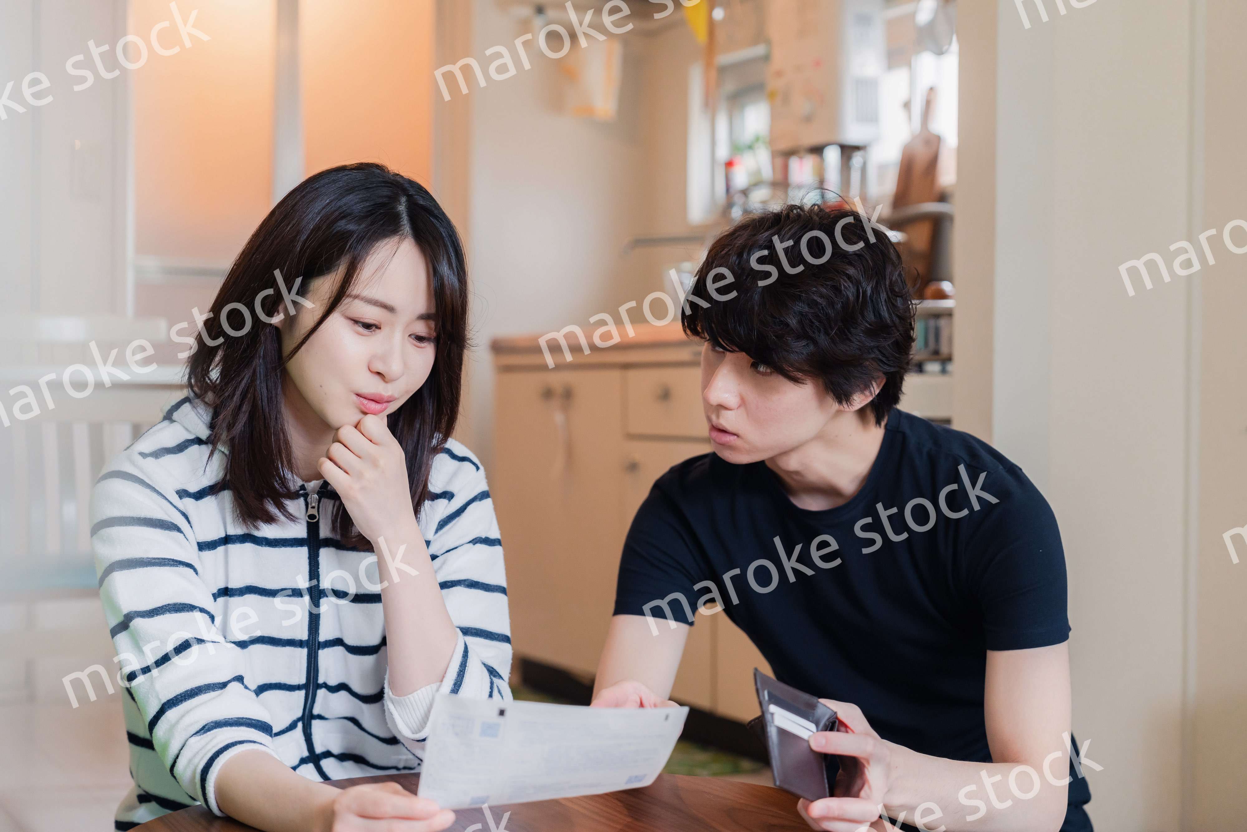請求書明細を見て値上げに苦しむ若い夫婦