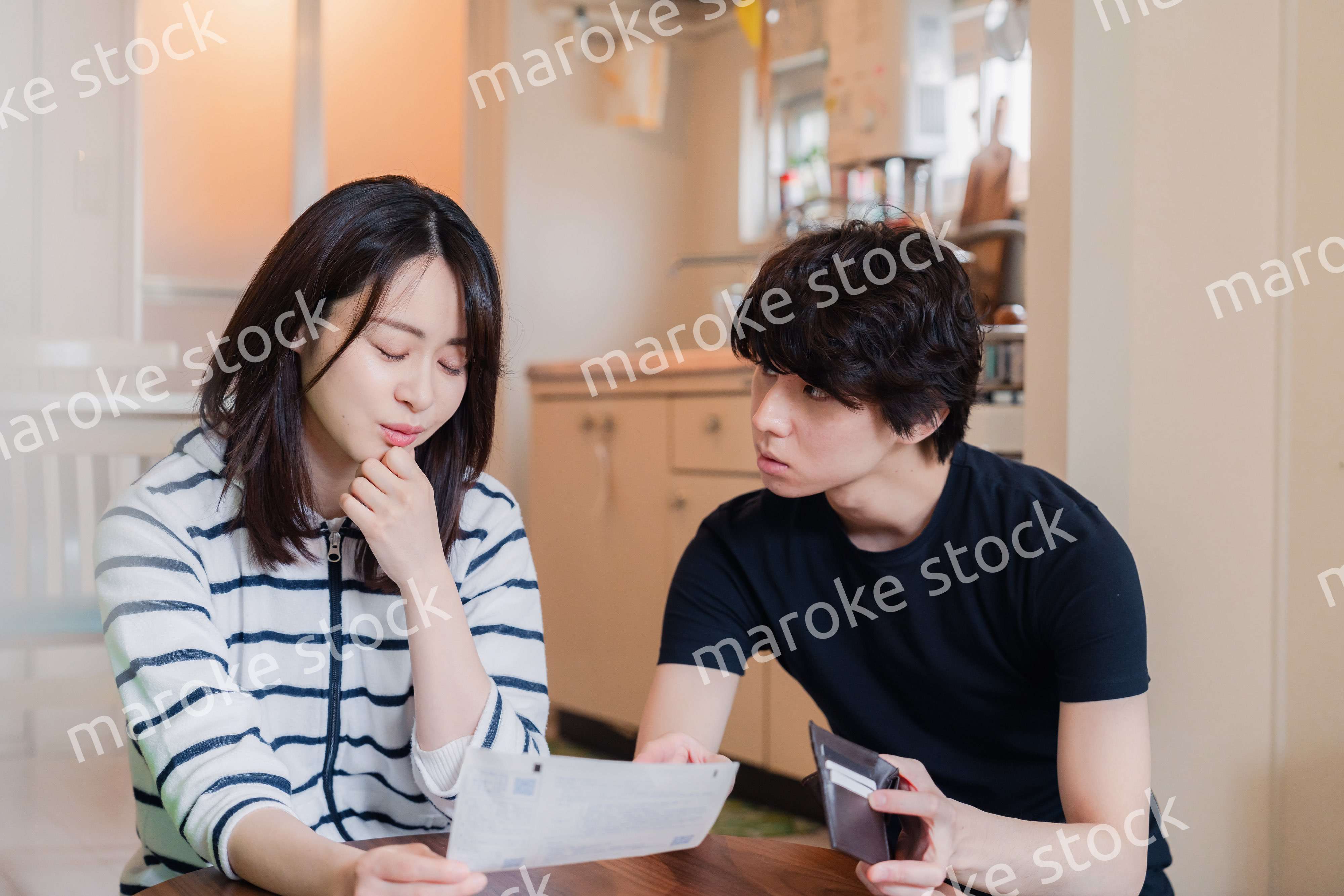 請求書明細を見て値上げに苦しむ若い夫婦