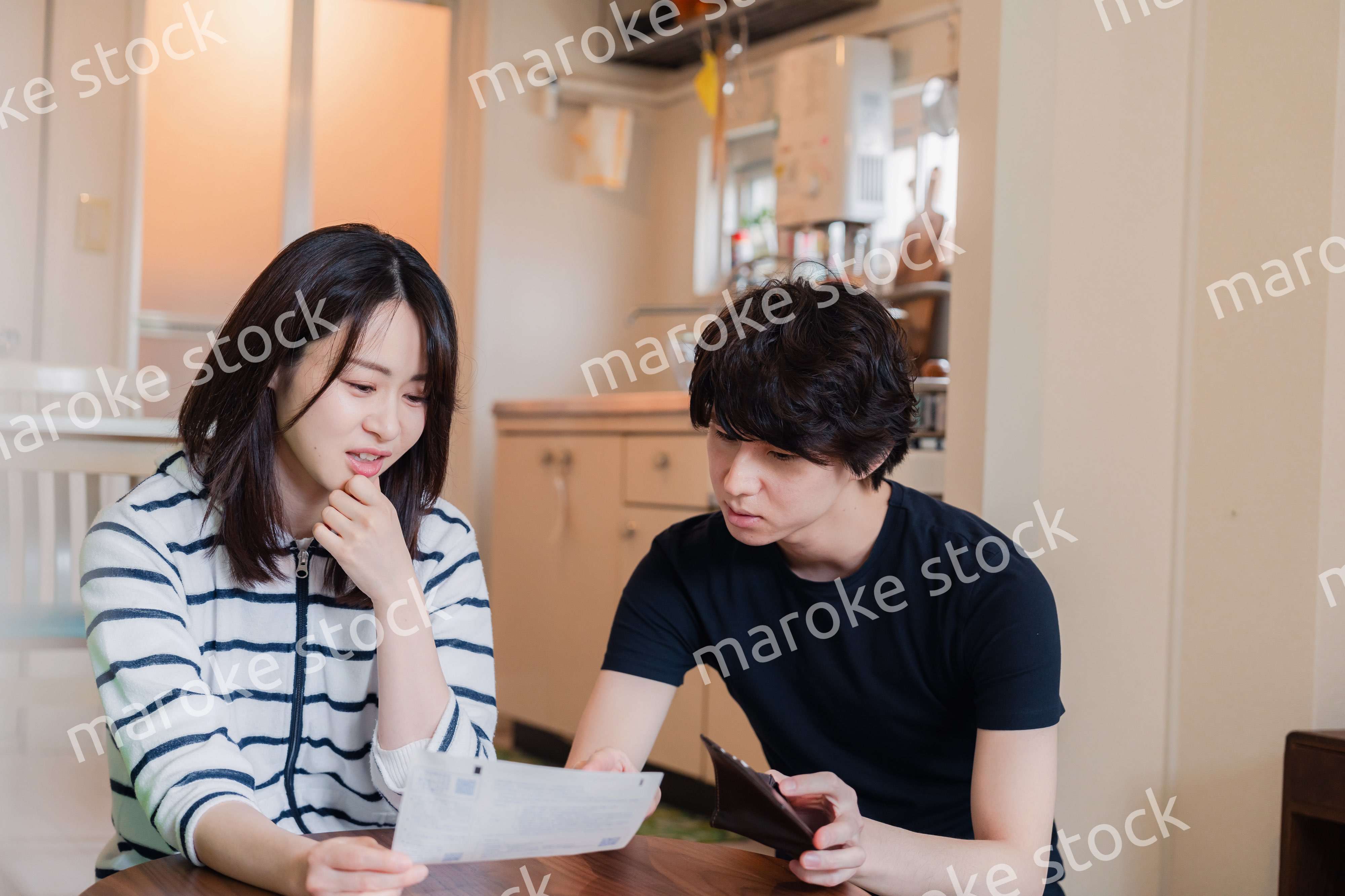請求書明細を見て値上げに苦しむ若い夫婦