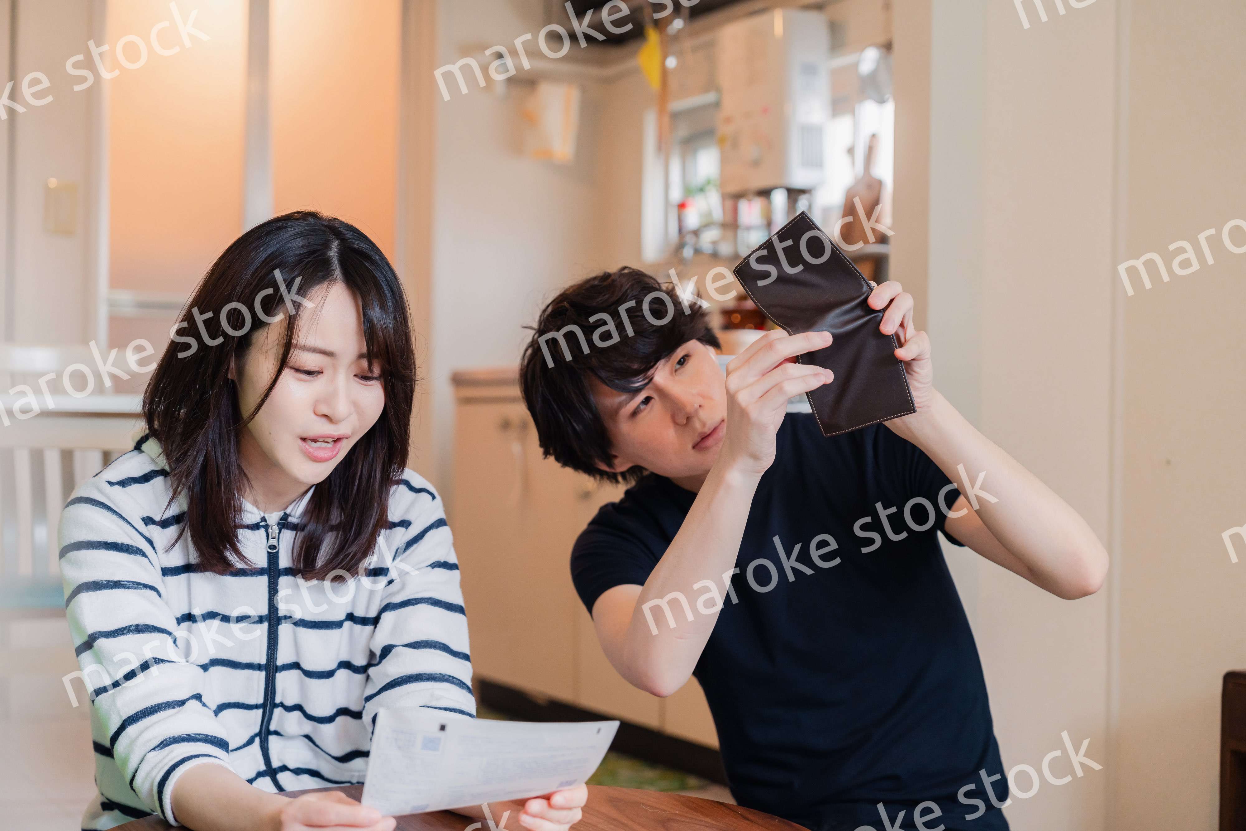 請求書明細を見て値上げに苦しむ若い夫婦