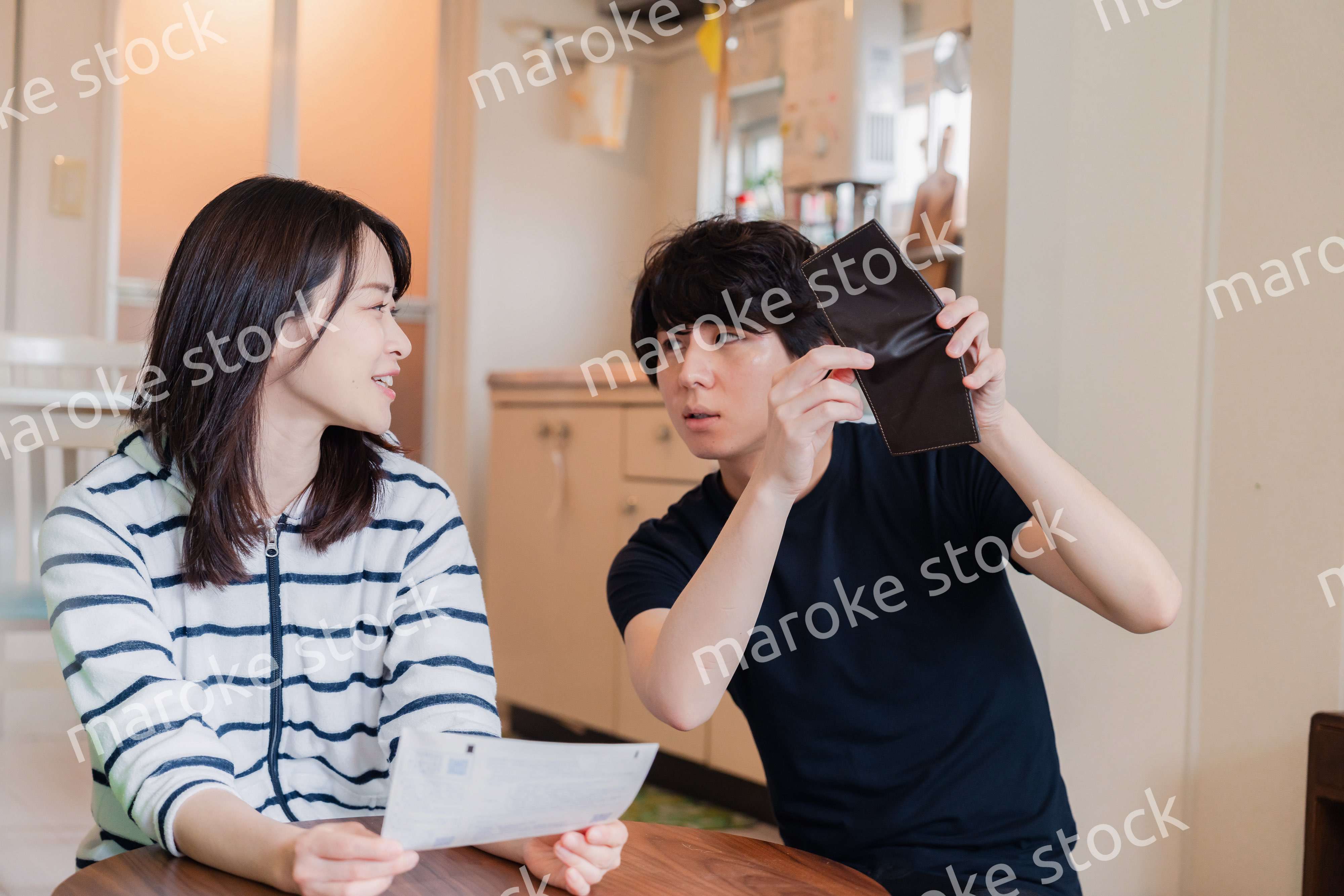 請求書明細を見て値上げに苦しむ若い夫婦