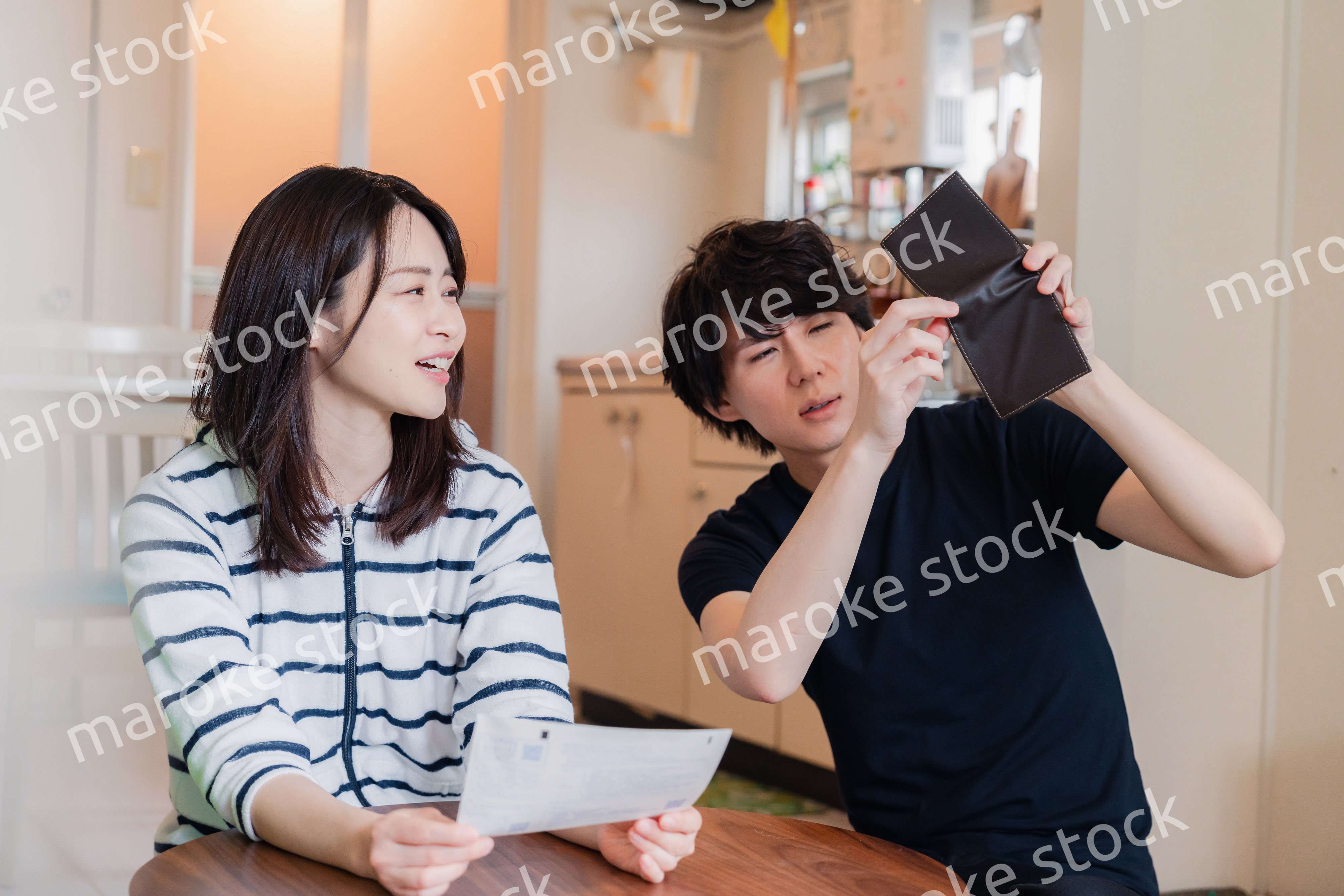 請求書明細を見て値上げに苦しむ若い夫婦