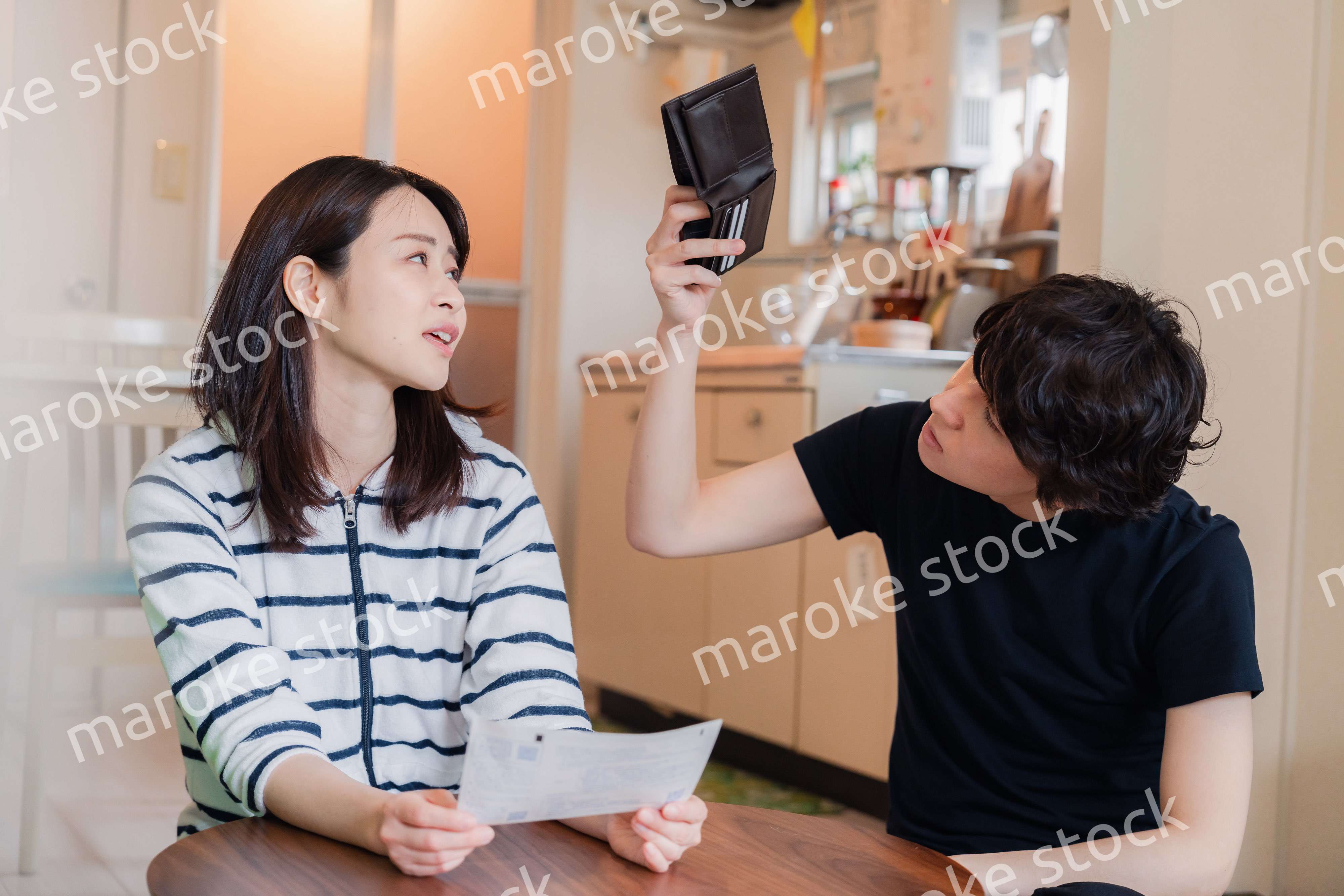 請求書明細を見て値上げに苦しむ若い夫婦