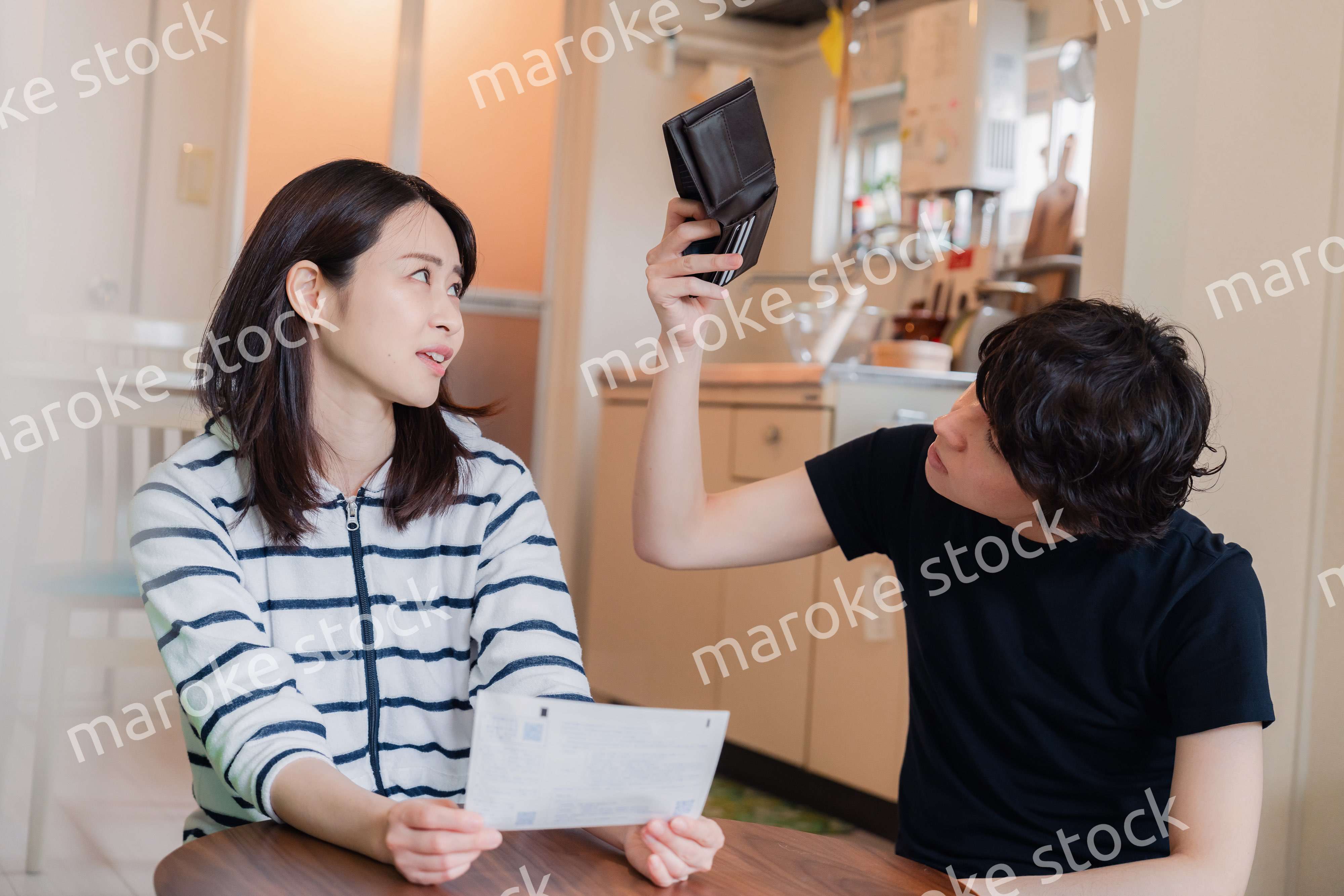 請求書明細を見て値上げに苦しむ若い夫婦