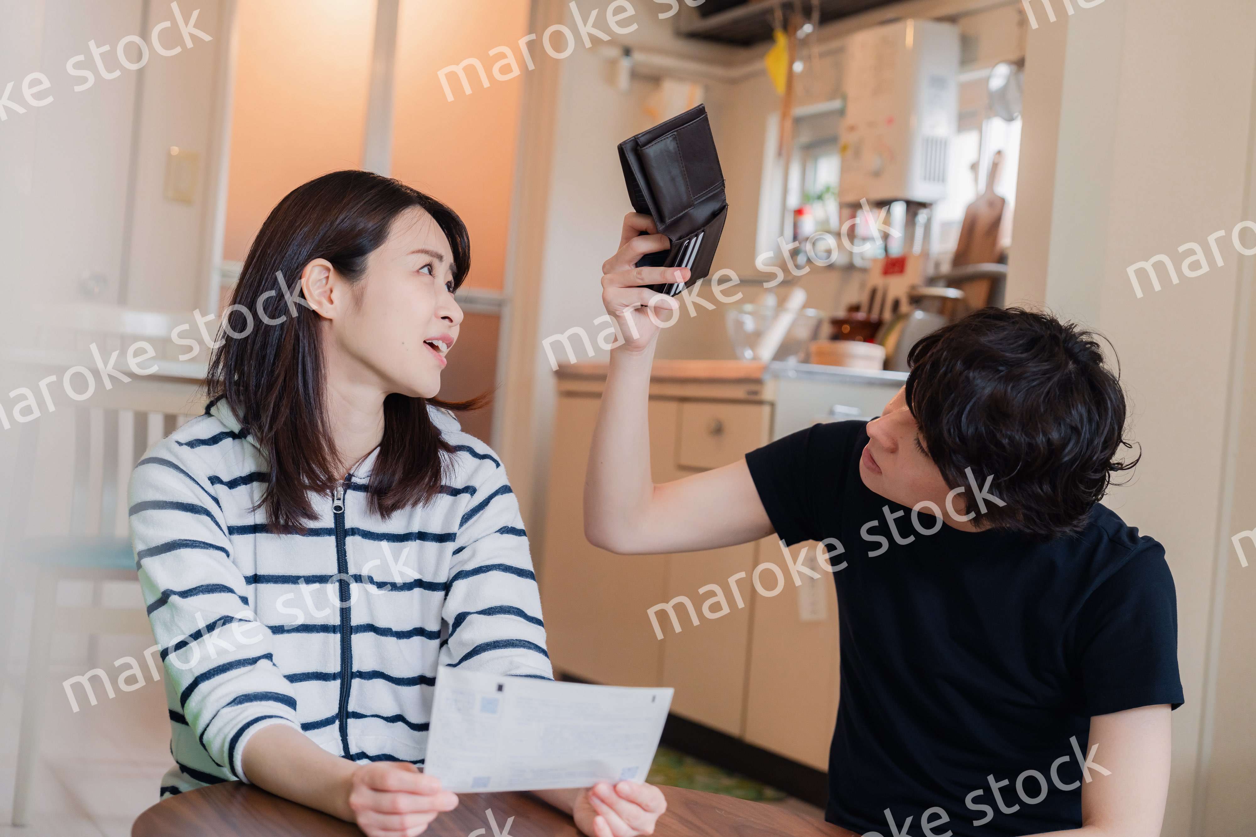 請求書明細を見て値上げに苦しむ若い夫婦