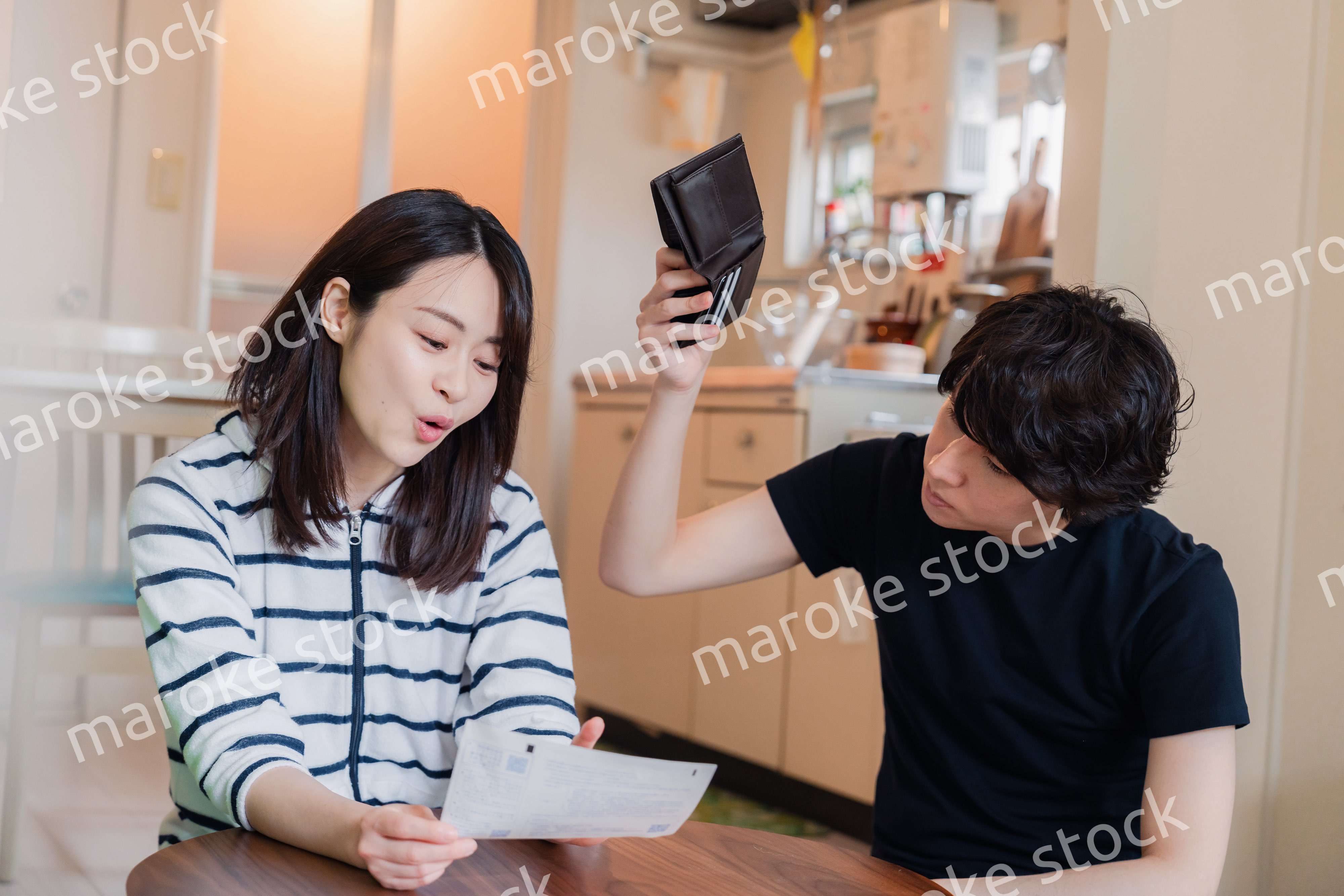 請求書明細を見て値上げに苦しむ若い夫婦