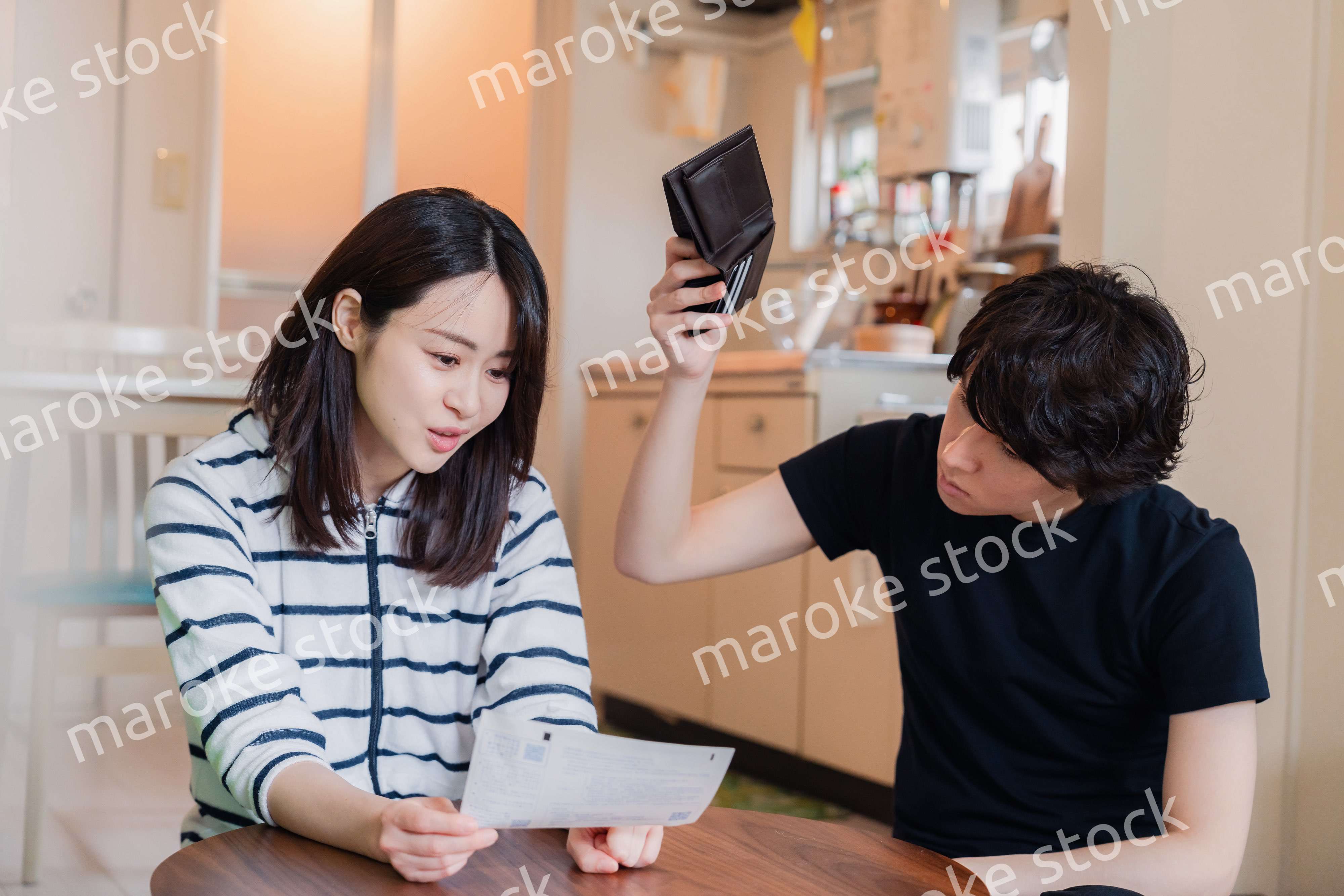 請求書明細を見て値上げに苦しむ若い夫婦