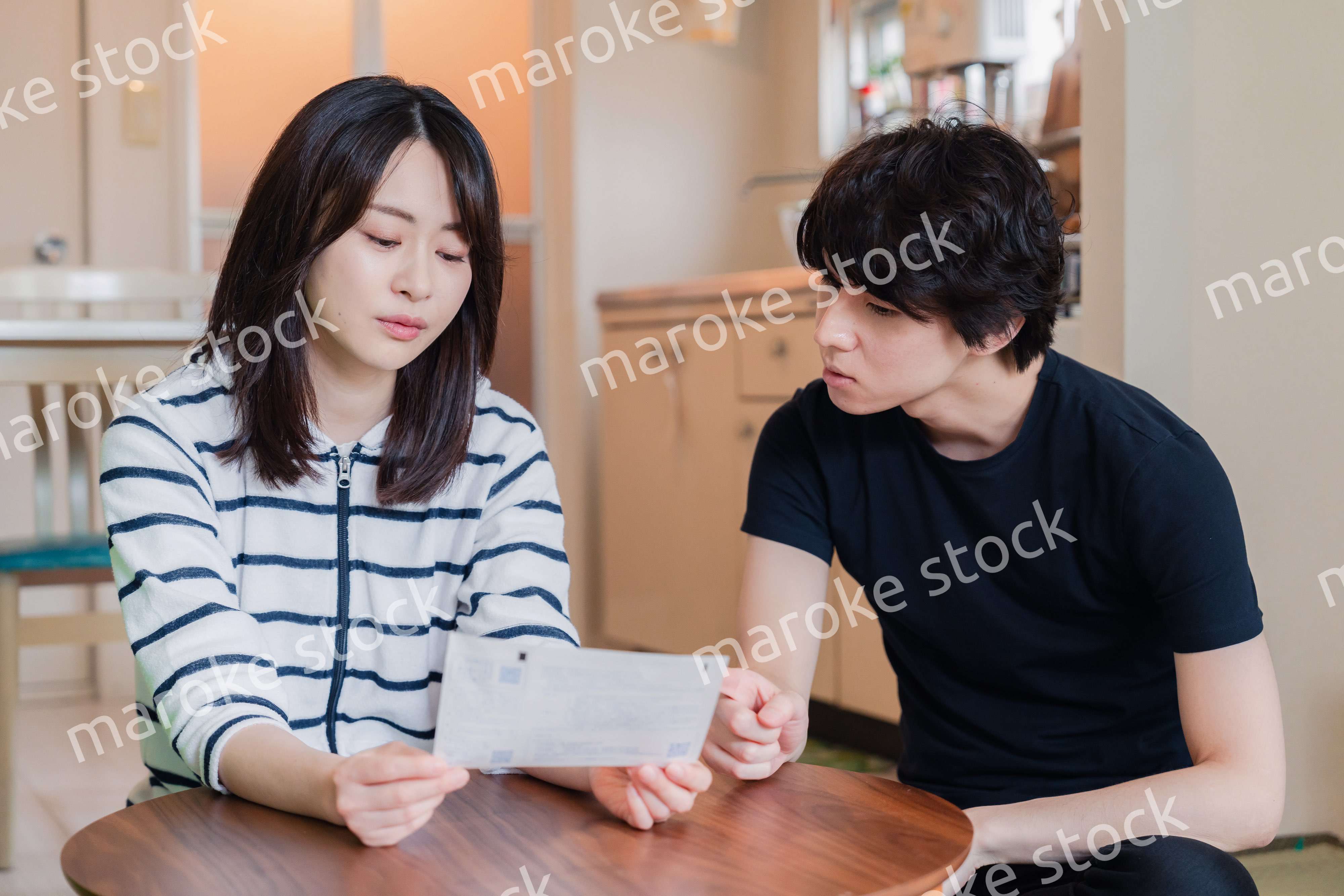 請求書明細を見て値上げに苦しむ若い夫婦