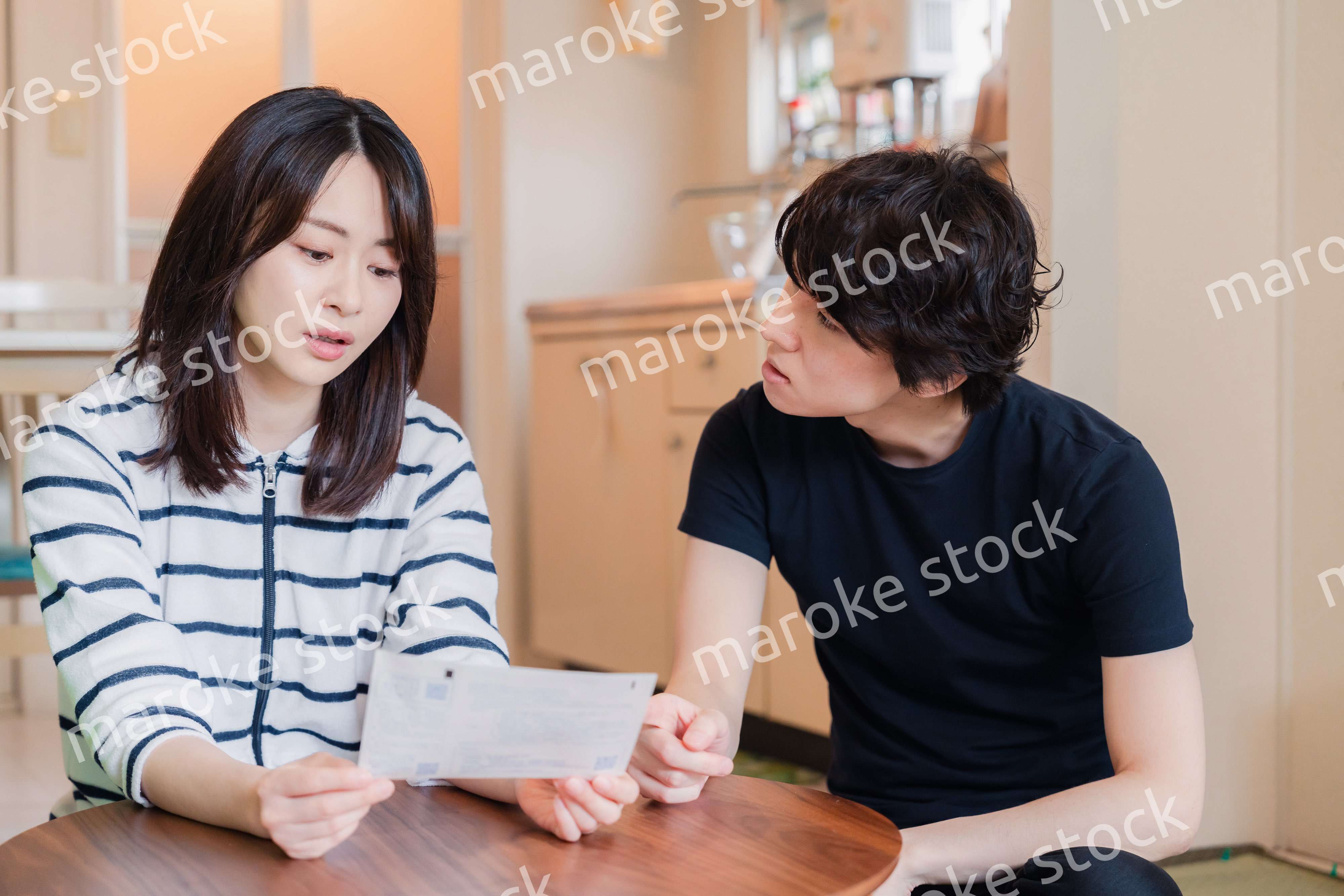 請求書明細を見て値上げに苦しむ若い夫婦