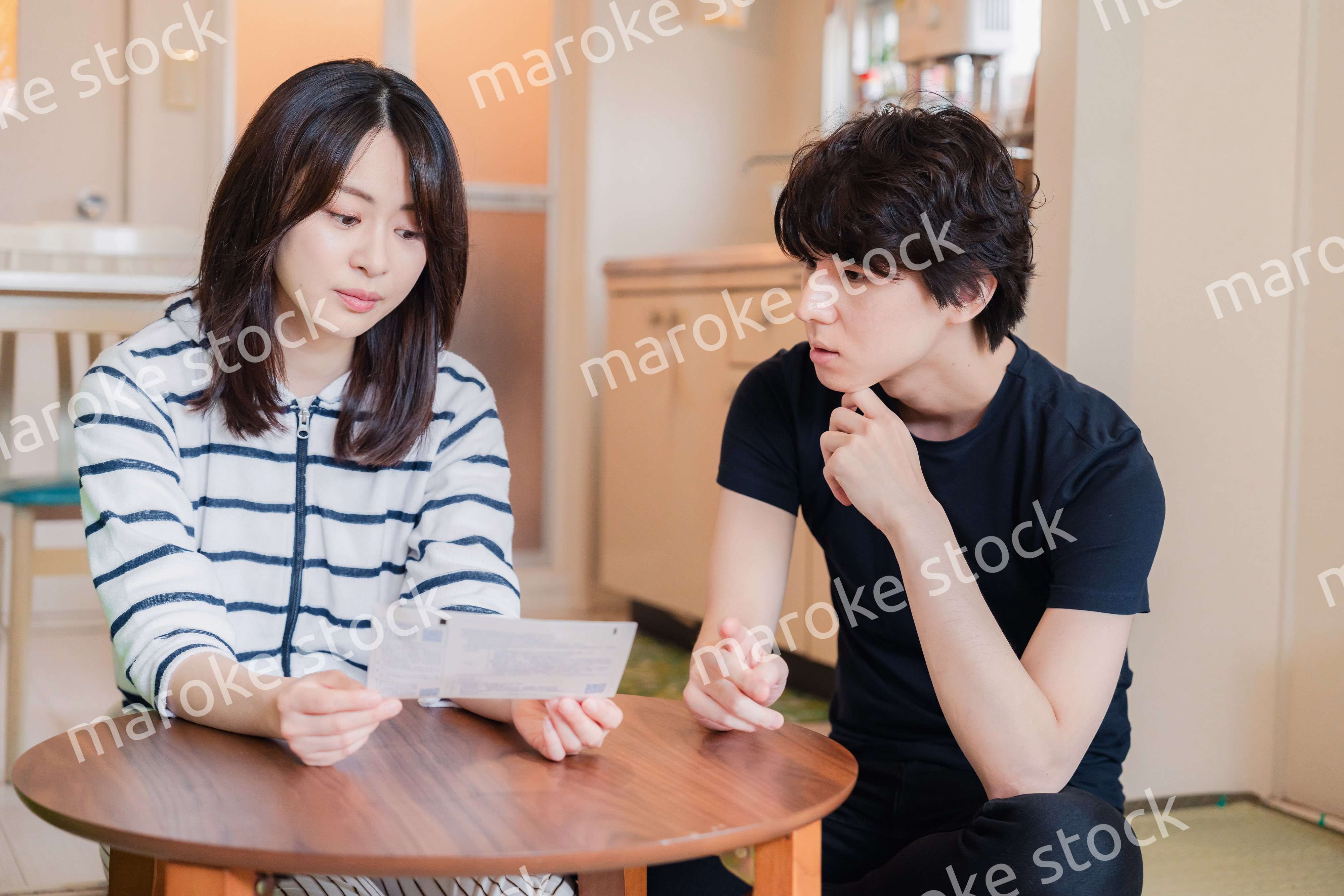 請求書明細を見て値上げに苦しむ若い夫婦