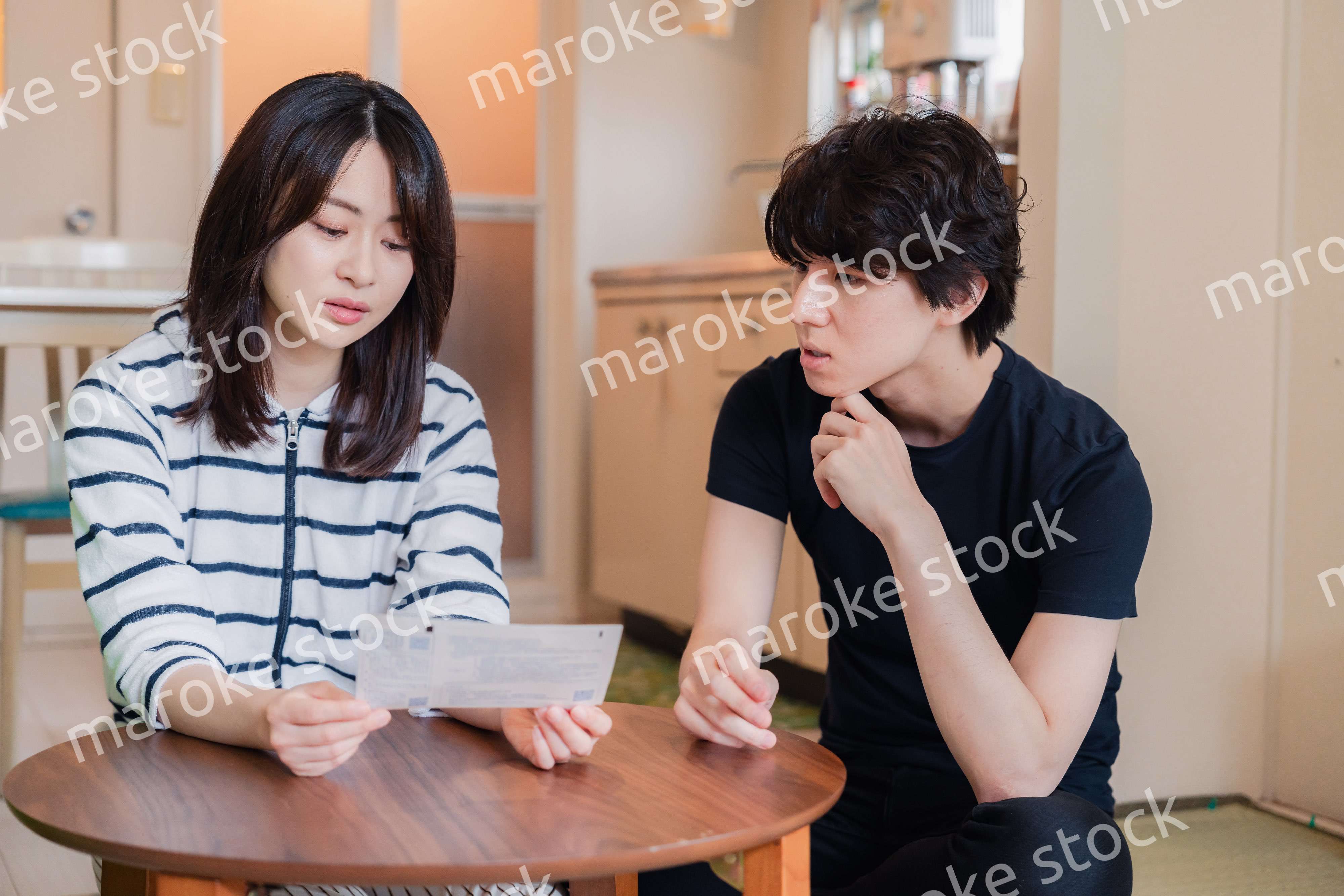 請求書明細を見て値上げに苦しむ若い夫婦