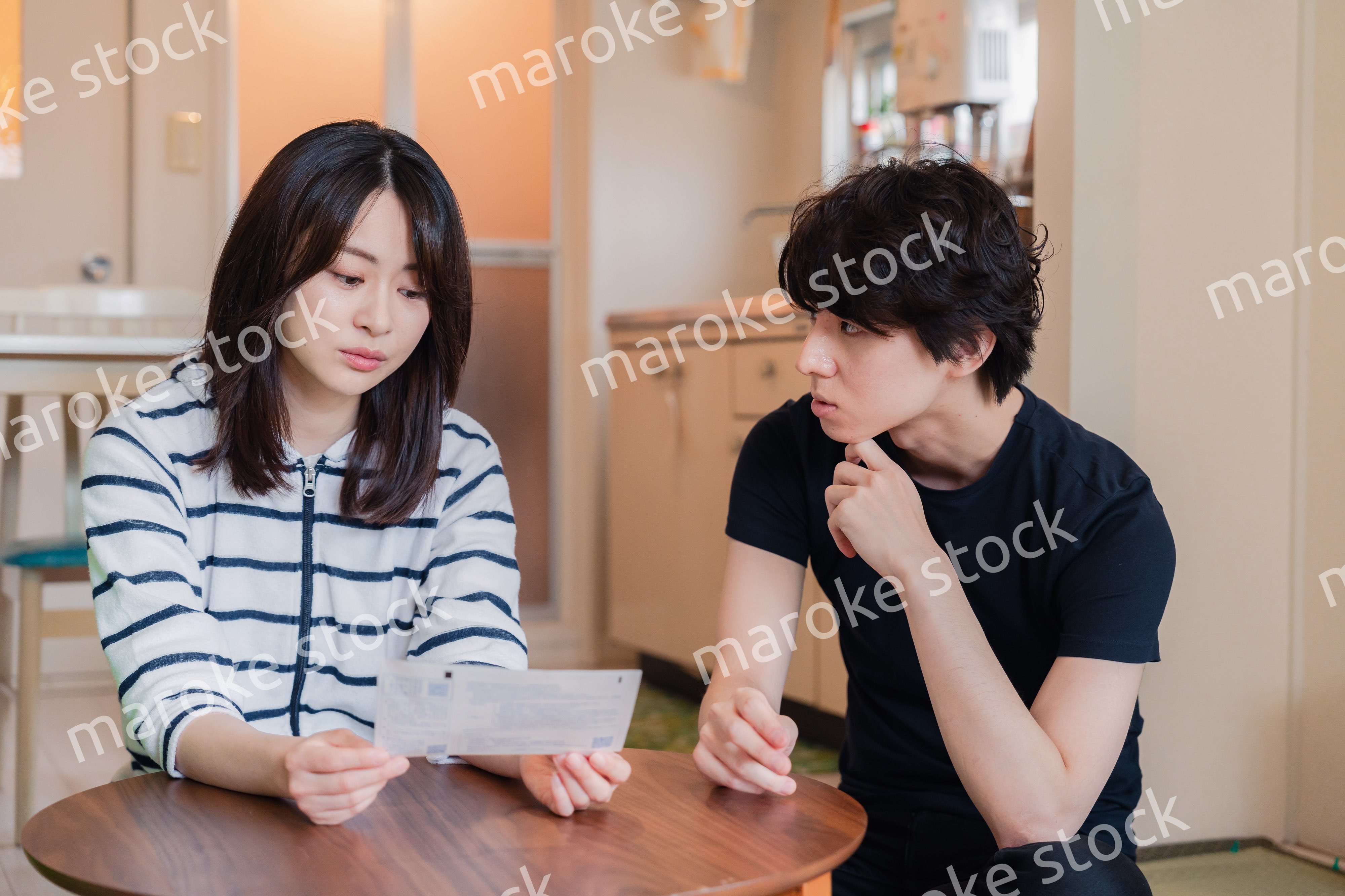 請求書明細を見て値上げに苦しむ若い夫婦